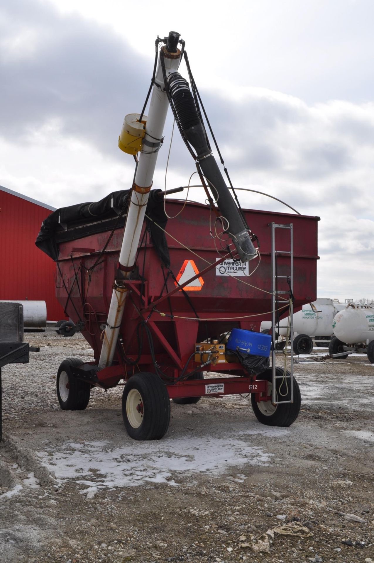 Unverferth McCurdy gravity wagon with gear, ploy cupped poly tube auger, hyd power unit - Image 4 of 7