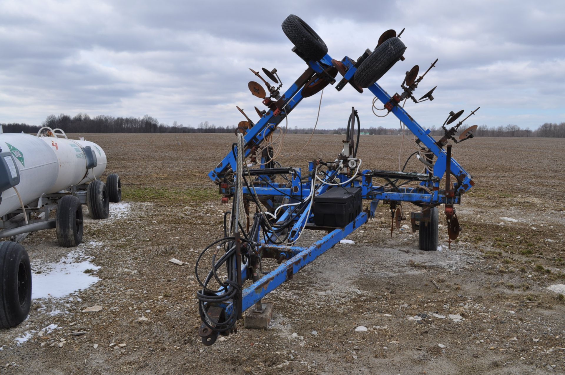 11 shank pull type NH3 applicator, disc sealers, wing gauge wheels, hyd fold, hyd raise - Image 2 of 14