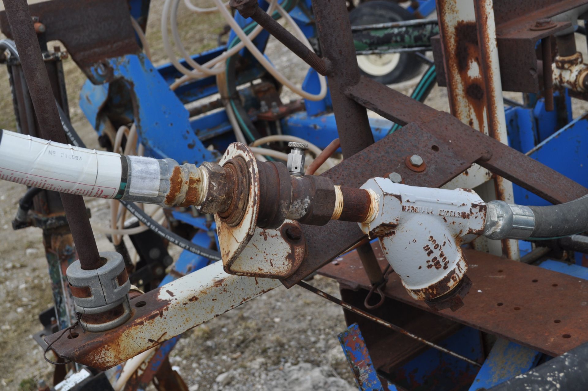 11 shank pull type NH3 applicator, disc sealers, wing gauge wheels, hyd fold, hyd raise - Image 12 of 14