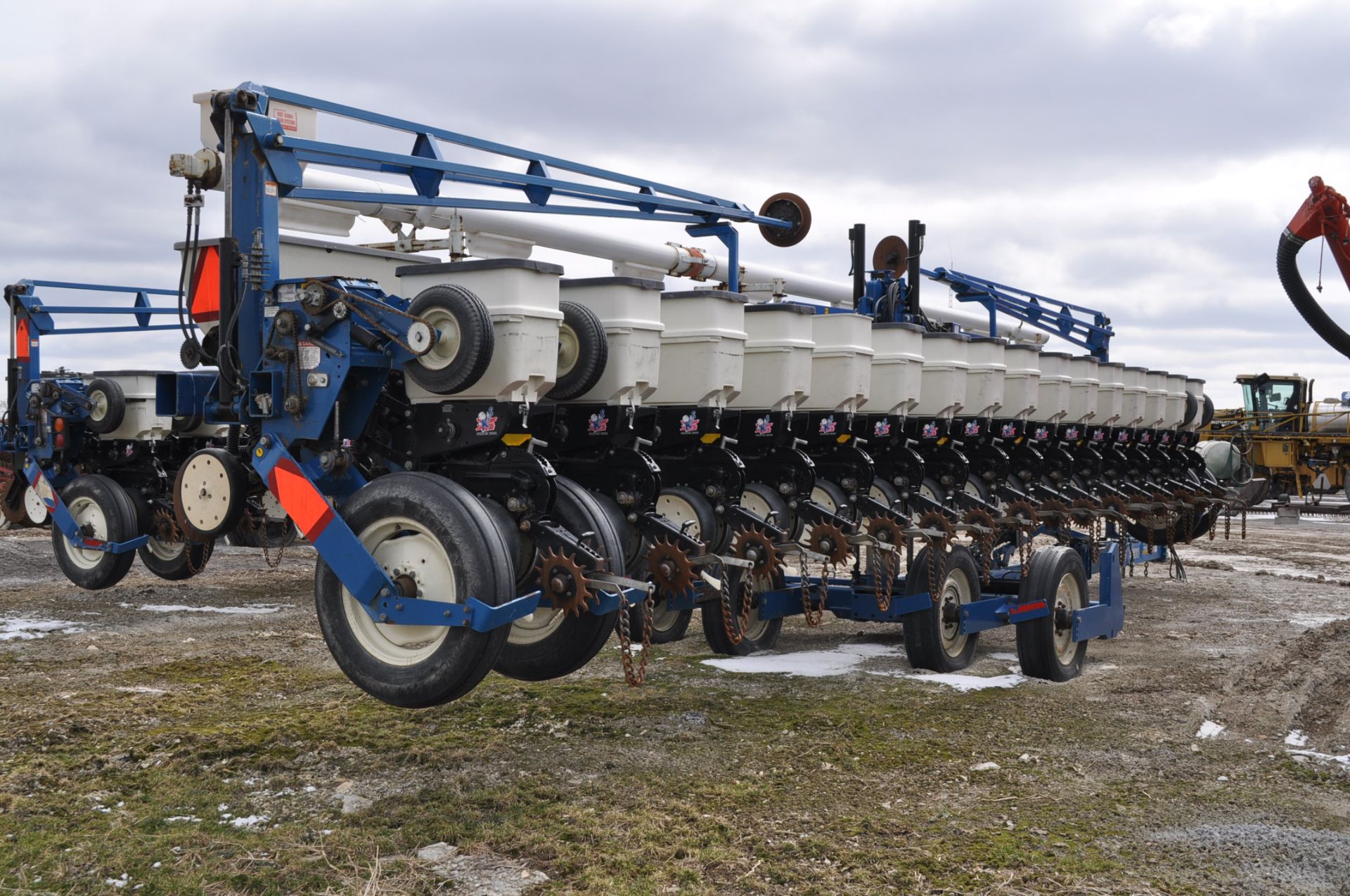40’ Kinze 3600 16 row corn planter, dry fertilizer w/Kinze single disc openers, No-Till coulter with - Image 4 of 15