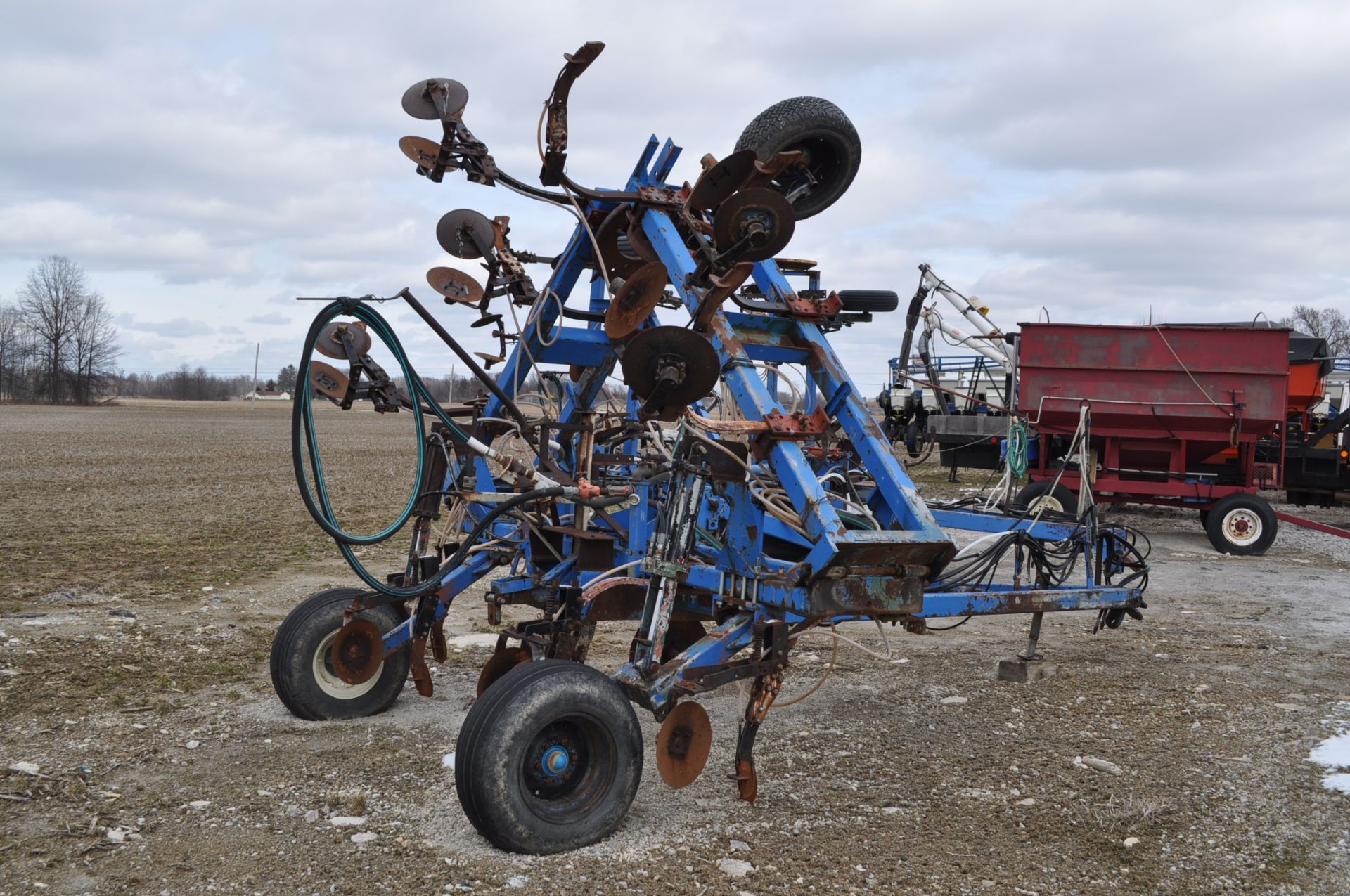 11 shank pull type NH3 applicator, disc sealers, wing gauge wheels, hyd fold, hyd raise - Image 4 of 14