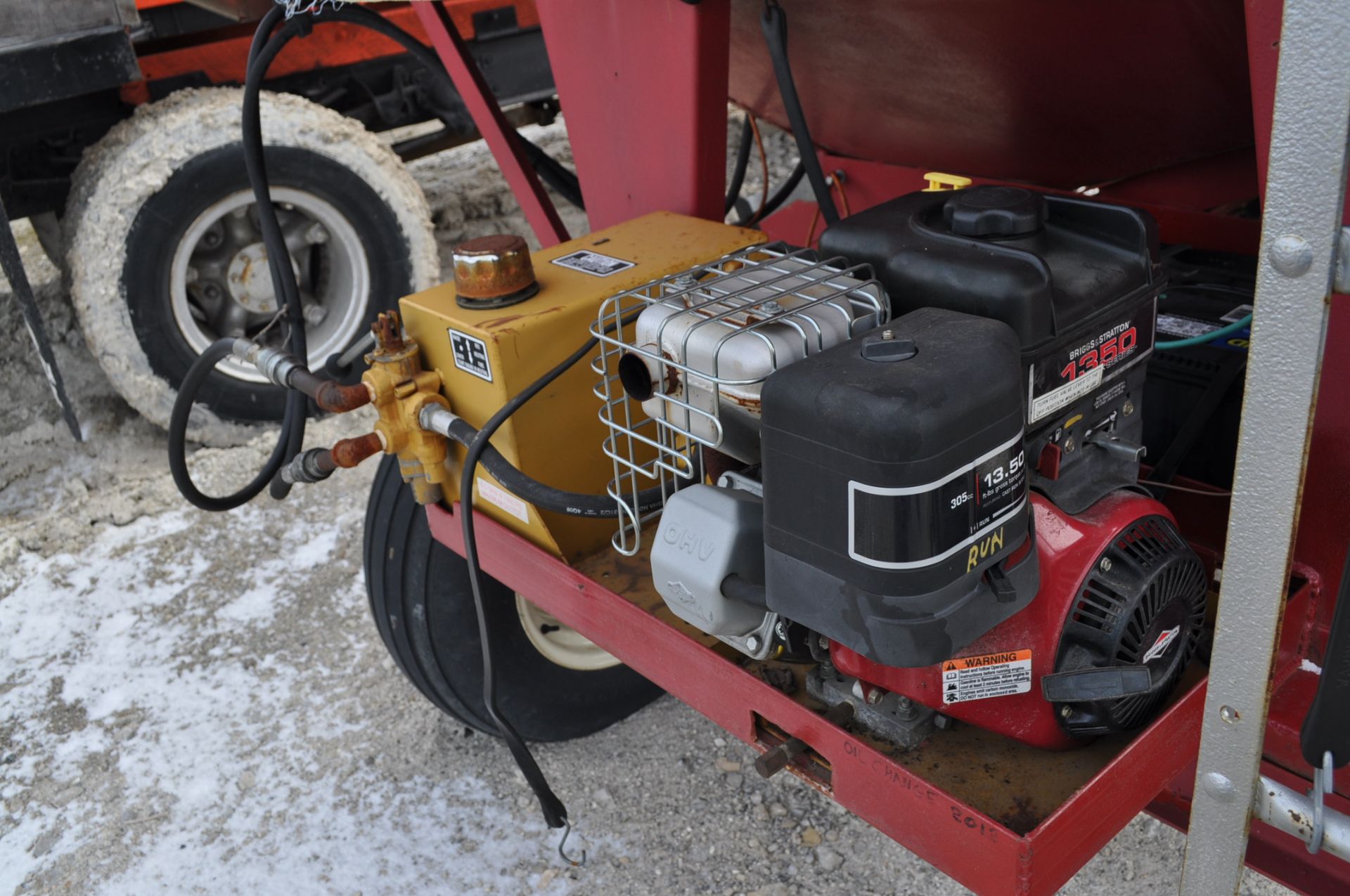 Unverferth McCurdy gravity wagon with gear, ploy cupped poly tube auger, hyd power unit - Image 6 of 7