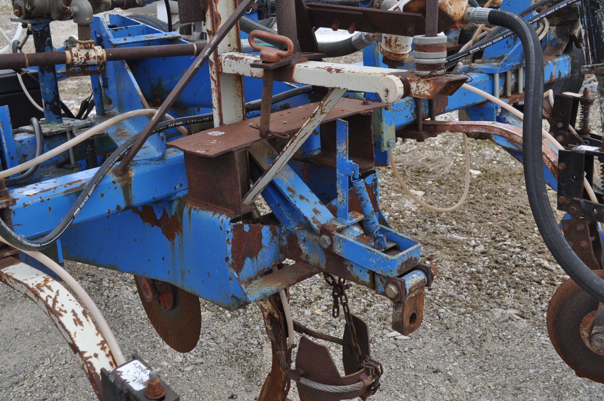 11 shank pull type NH3 applicator, disc sealers, wing gauge wheels, hyd fold, hyd raise - Image 9 of 14