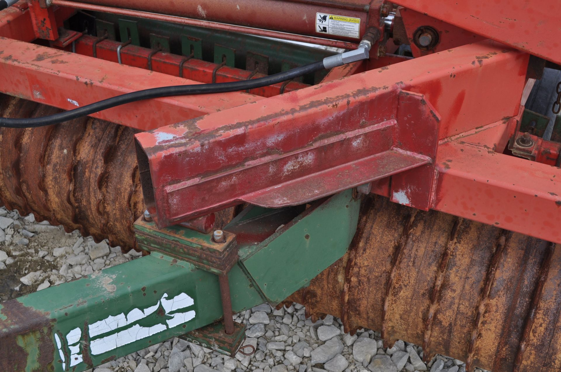 36’ Brillion XL packer, X-fold, notched solid wheels, hyd fold, hyd raise - Image 7 of 10