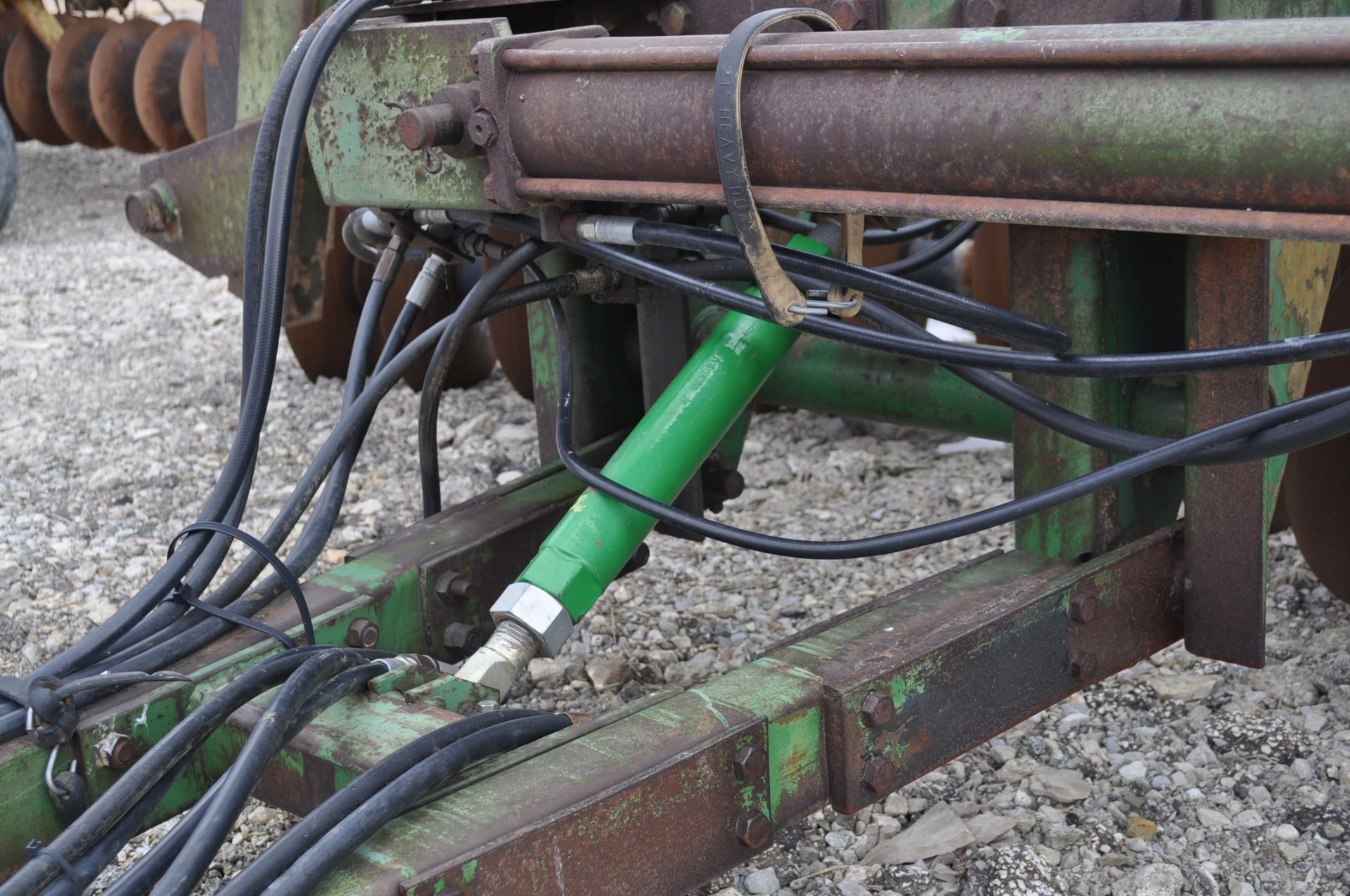 30’ John Deere 330 disc, 9” spacing, hyd fold, rear hitch - Image 7 of 12