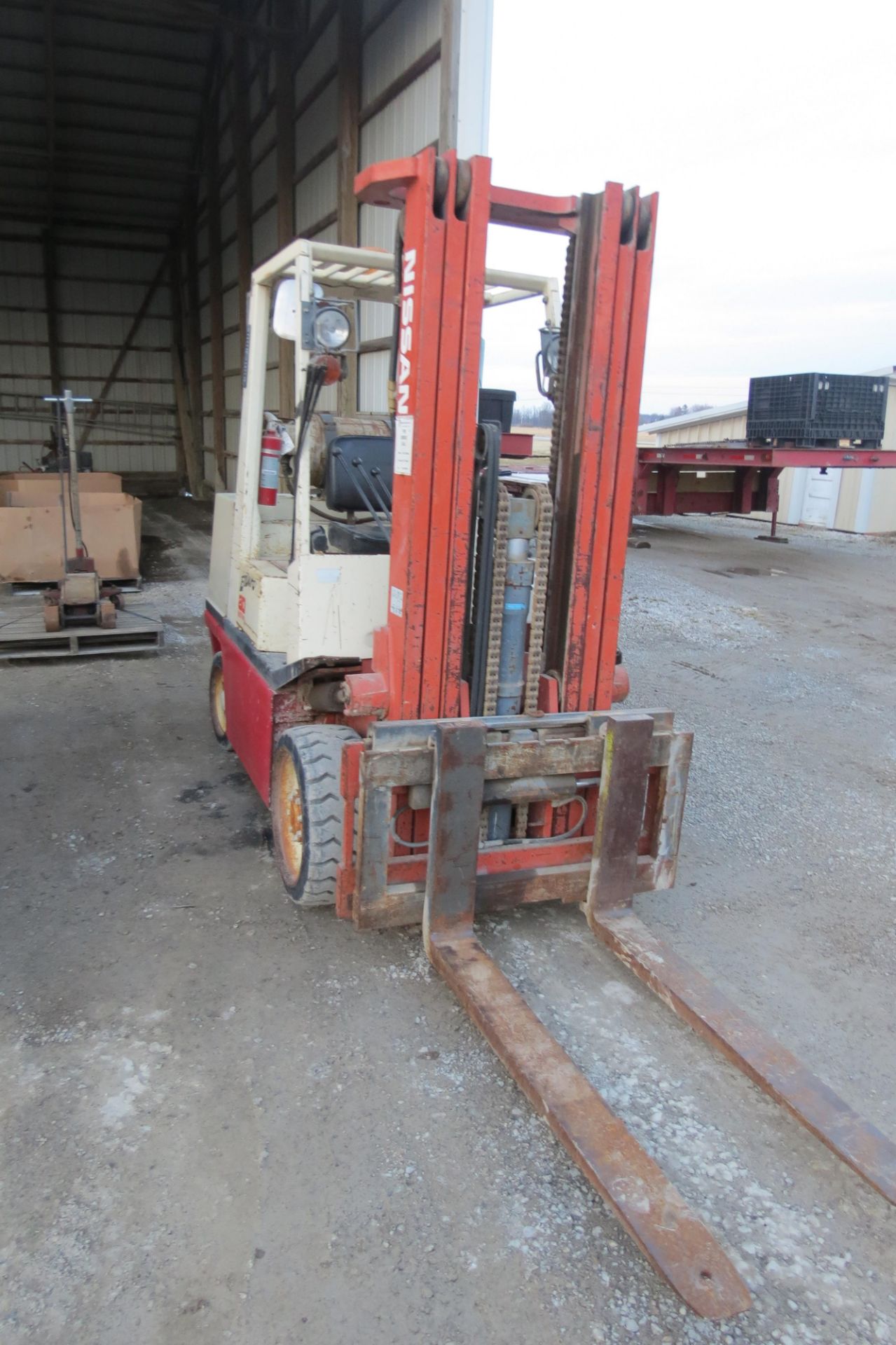 Nissan 80 forklift, 6950 lb cap, 3 stage mast, solid tire, LP, sideshift, 2 speed, sells with LP - Image 7 of 9