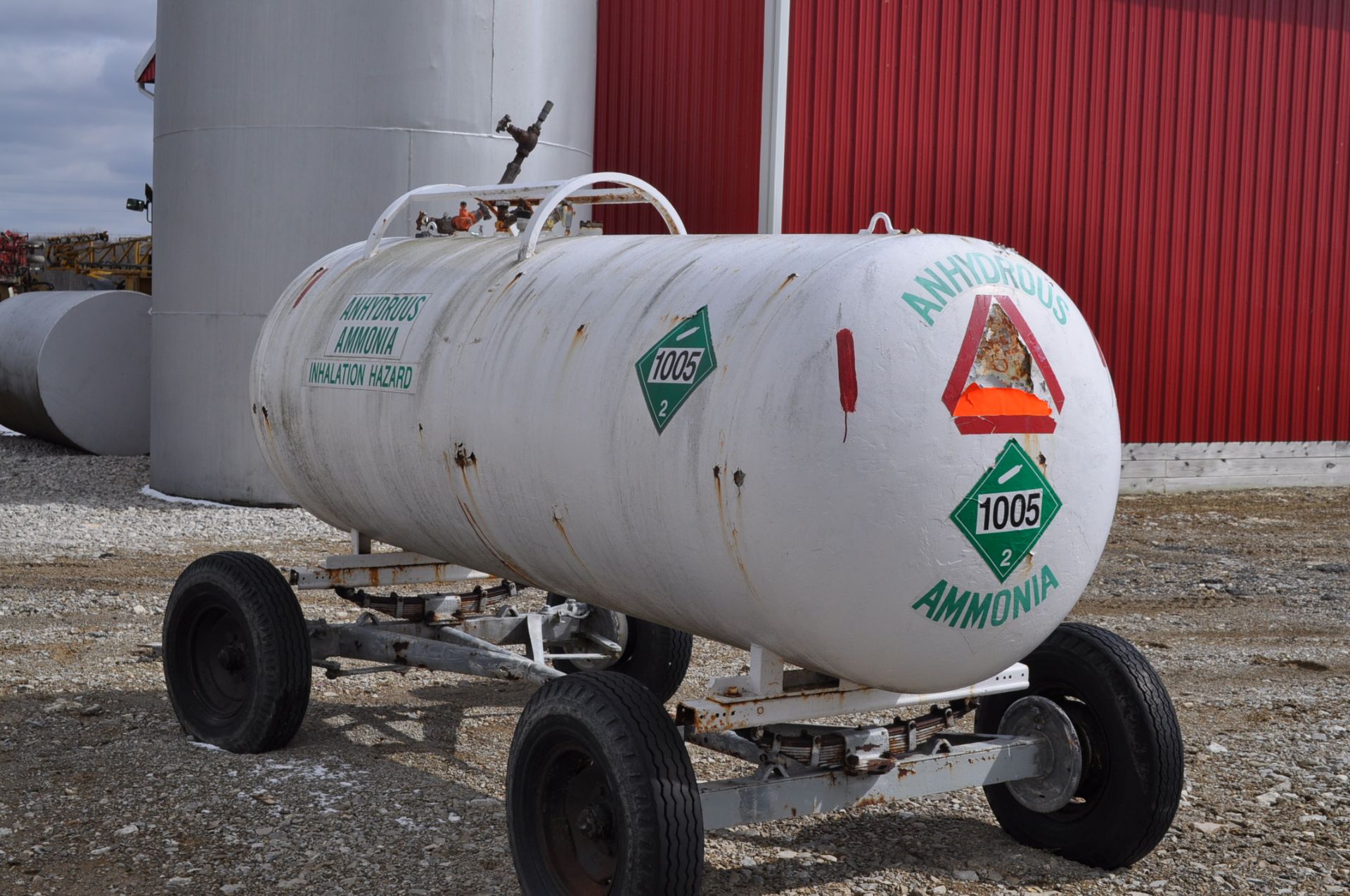 1000 gal NH3 tanks on running gear - Image 4 of 4