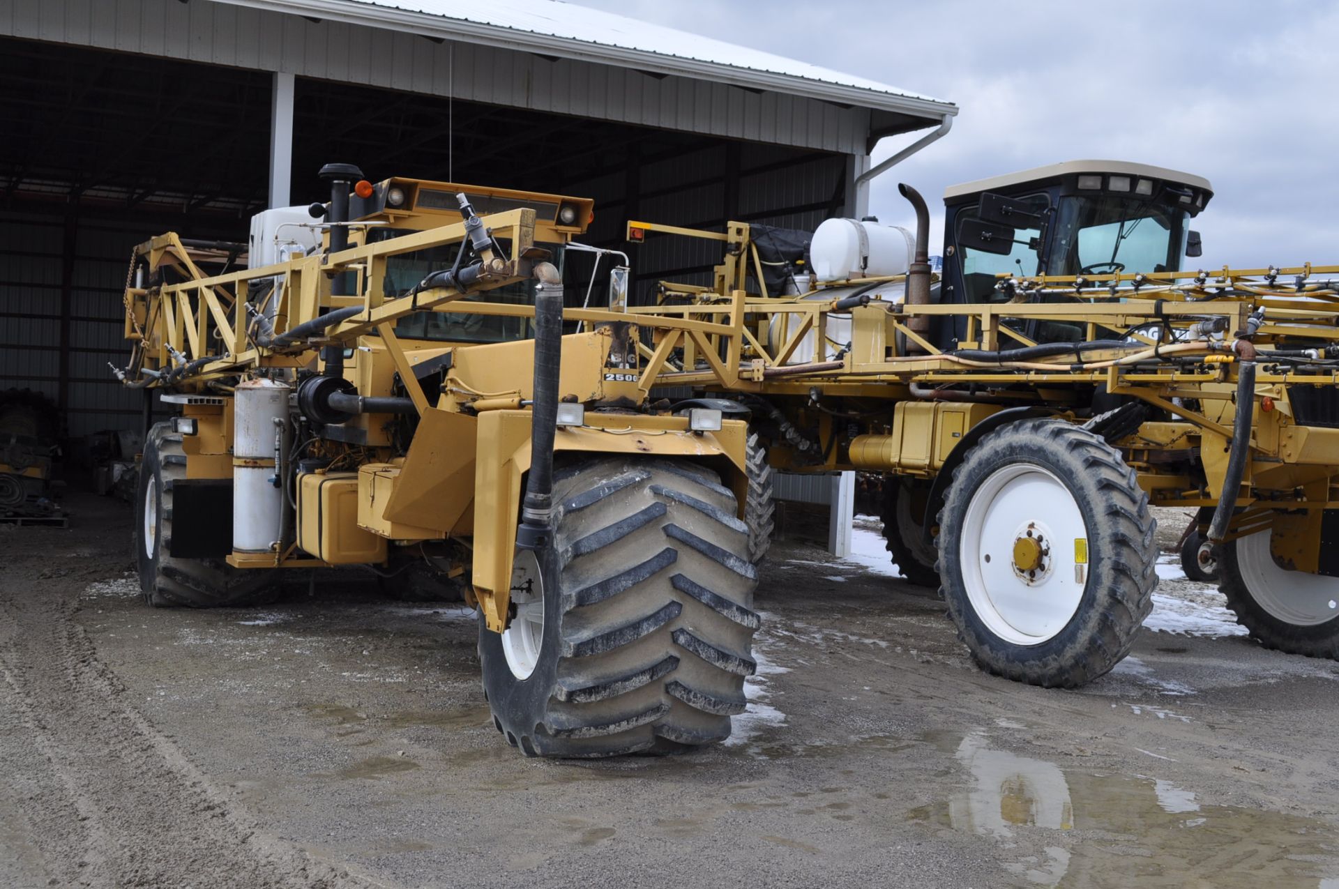 Big A 2500 3 wheel sprayer, 5765 hrs, 555 Cummins diesel, 1600 gal SS tank, 80’ boom, 66x43.00-25 - Image 5 of 19