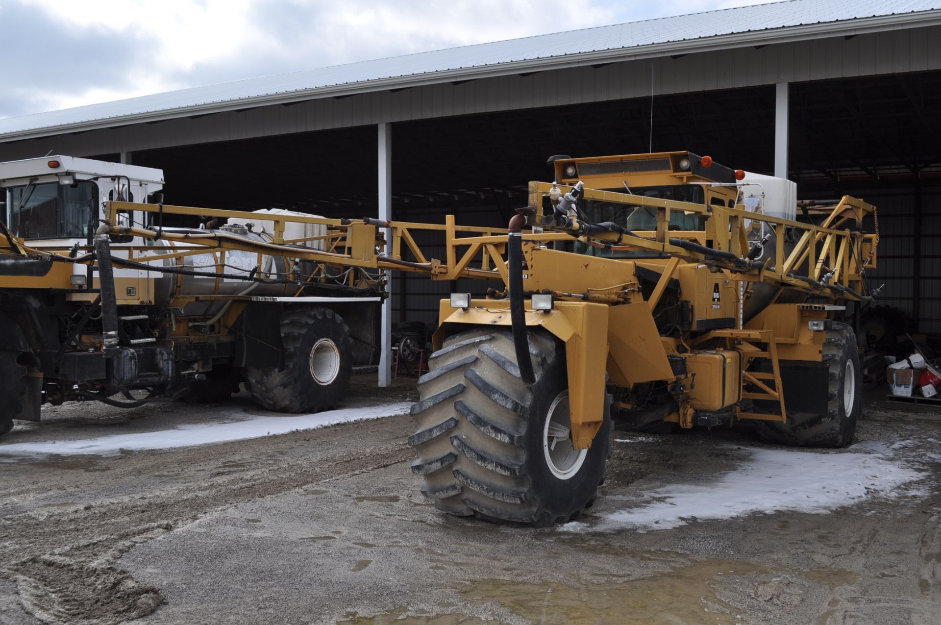 Big A 2500 3 wheel sprayer, 5765 hrs, 555 Cummins diesel, 1600 gal SS tank, 80’ boom, 66x43.00-25 - Image 2 of 19