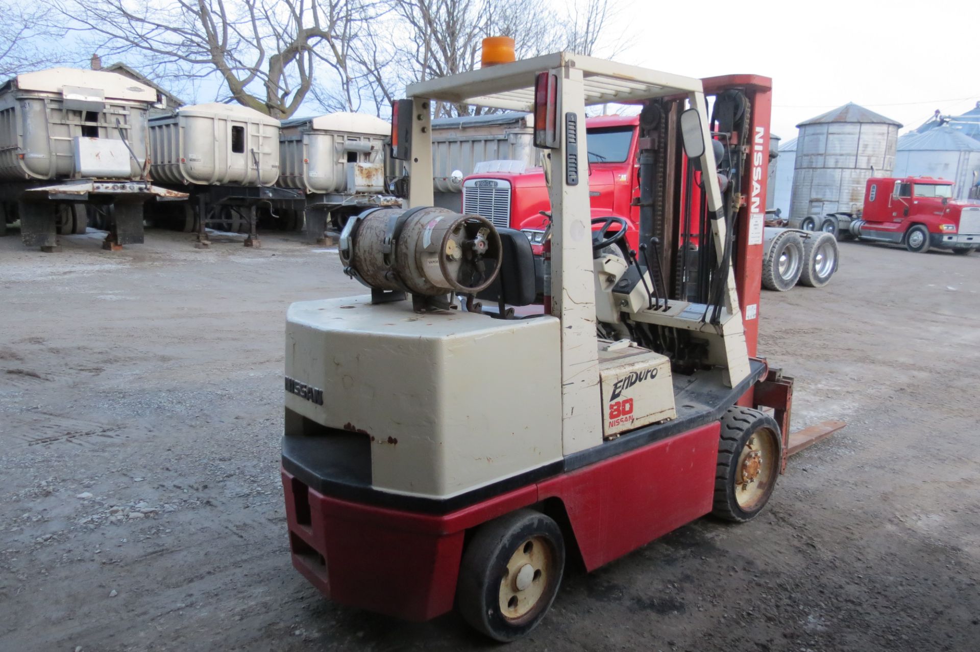 Nissan 80 forklift, 6950 lb cap, 3 stage mast, solid tire, LP, sideshift, 2 speed, sells with LP - Image 5 of 9