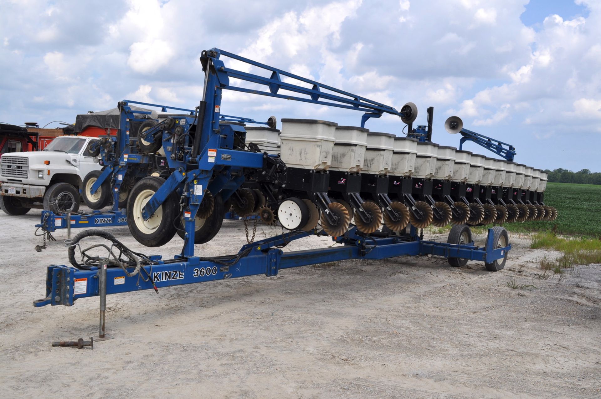 40’ Kinze 3600 16/31 row planter, No-till coulter, Martin spike closing wheels and drag chains,