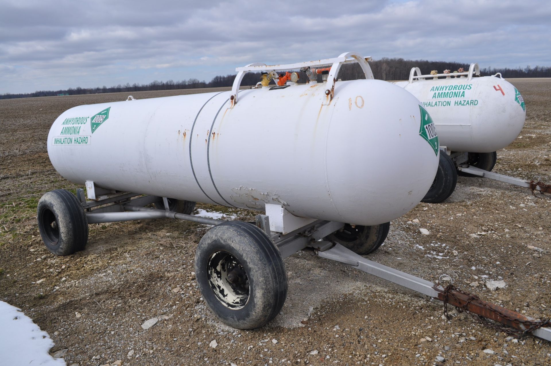 1000 gal NH3 tanks on running gear - Image 2 of 4