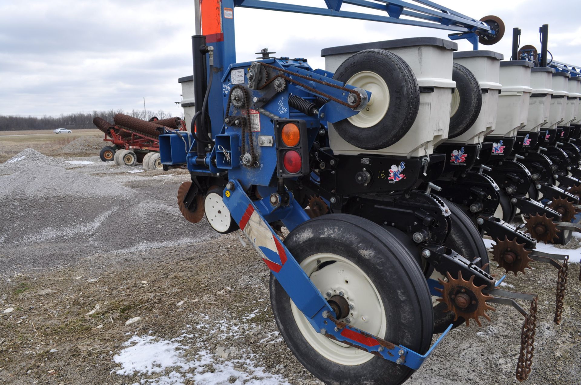 40’ Kinze 3600 16/31 row planter, No-till coulter, Martin spike closing wheels and drag chains, - Image 7 of 13