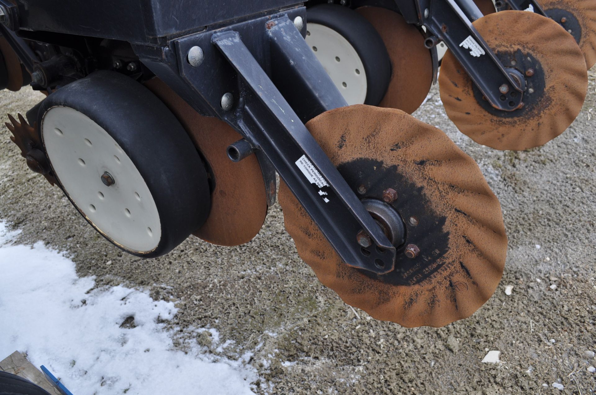 40’ Kinze 3600 16/31 row planter, No-till coulter, Martin spike closing wheels and drag chains, - Image 6 of 13