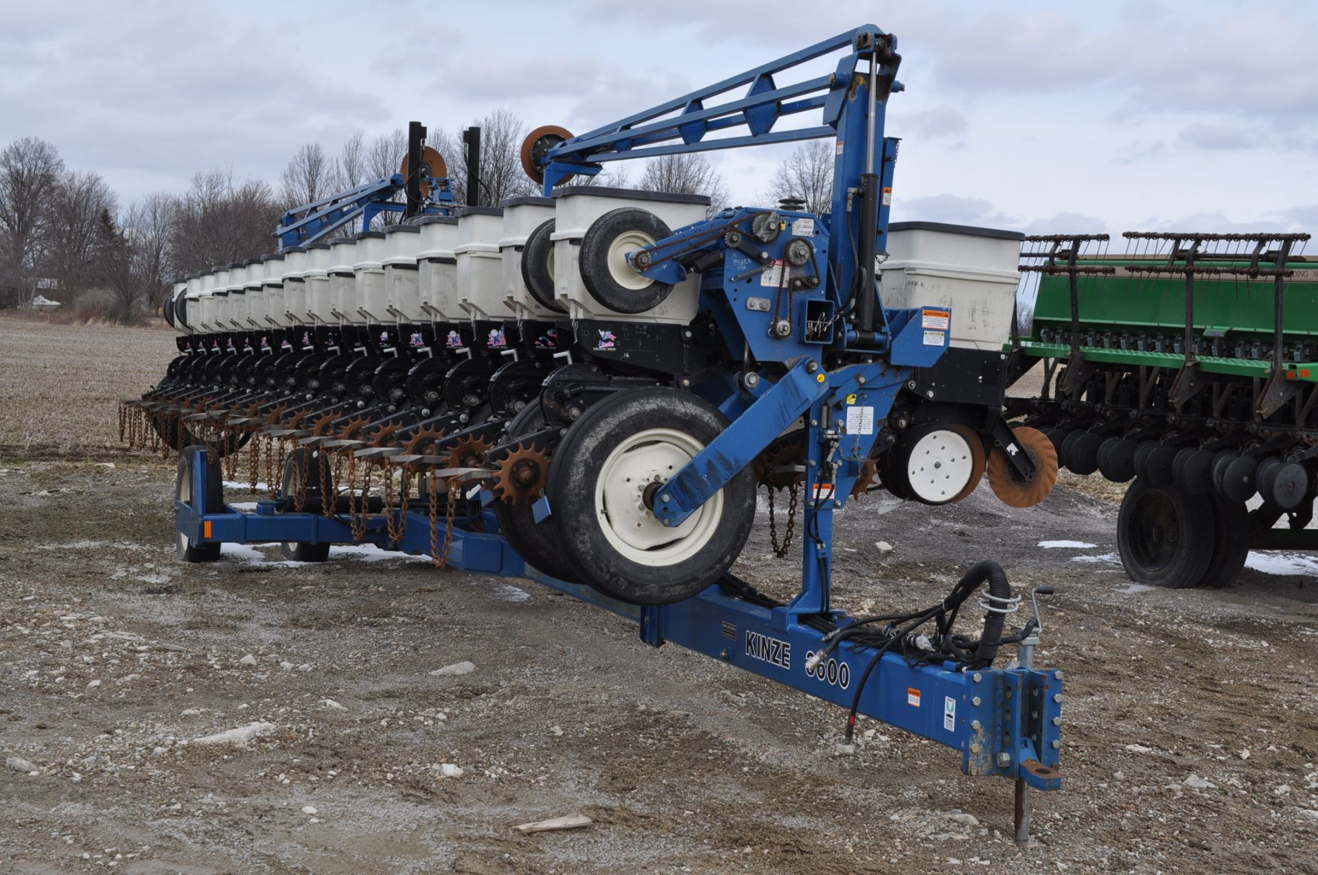 40’ Kinze 3600 16/31 row planter, No-till coulter, Martin spike closing wheels and drag chains, - Image 5 of 13