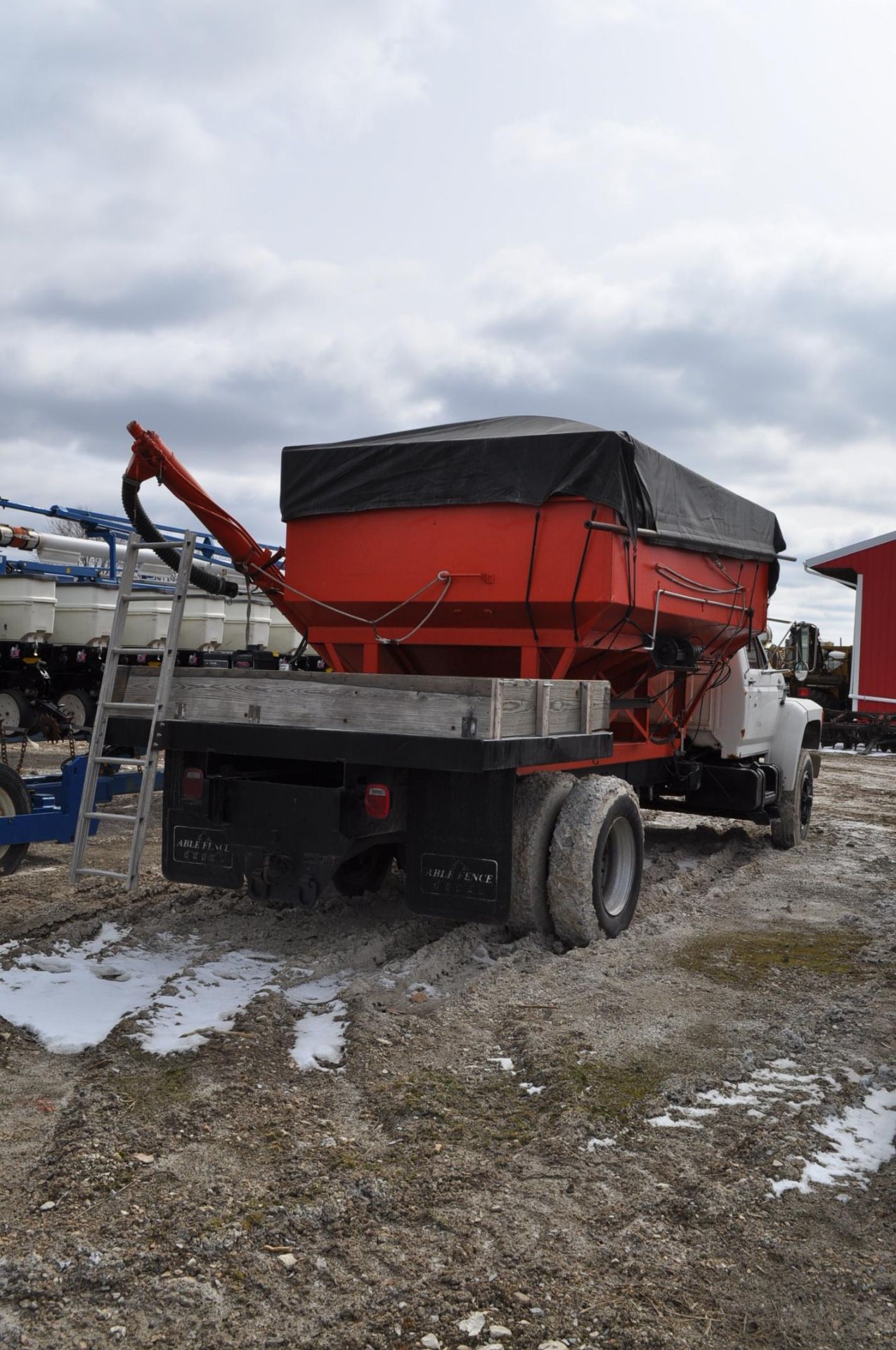 1993 Ford single axle truck, gas V-8, 5+2 trans, air brake, gravity box bed, hyd drive auger, - Image 3 of 16