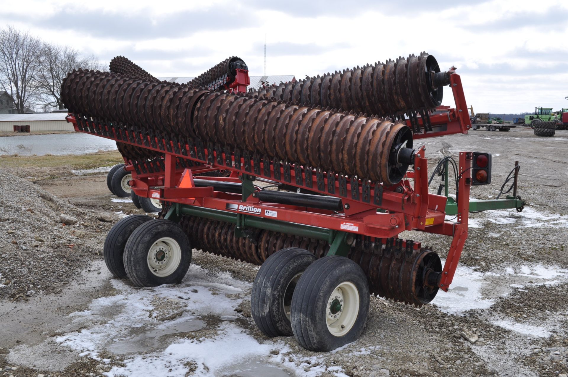 36’ Brillion XL packer, X-fold, notched solid wheels, hyd fold, hyd raise - Image 5 of 11