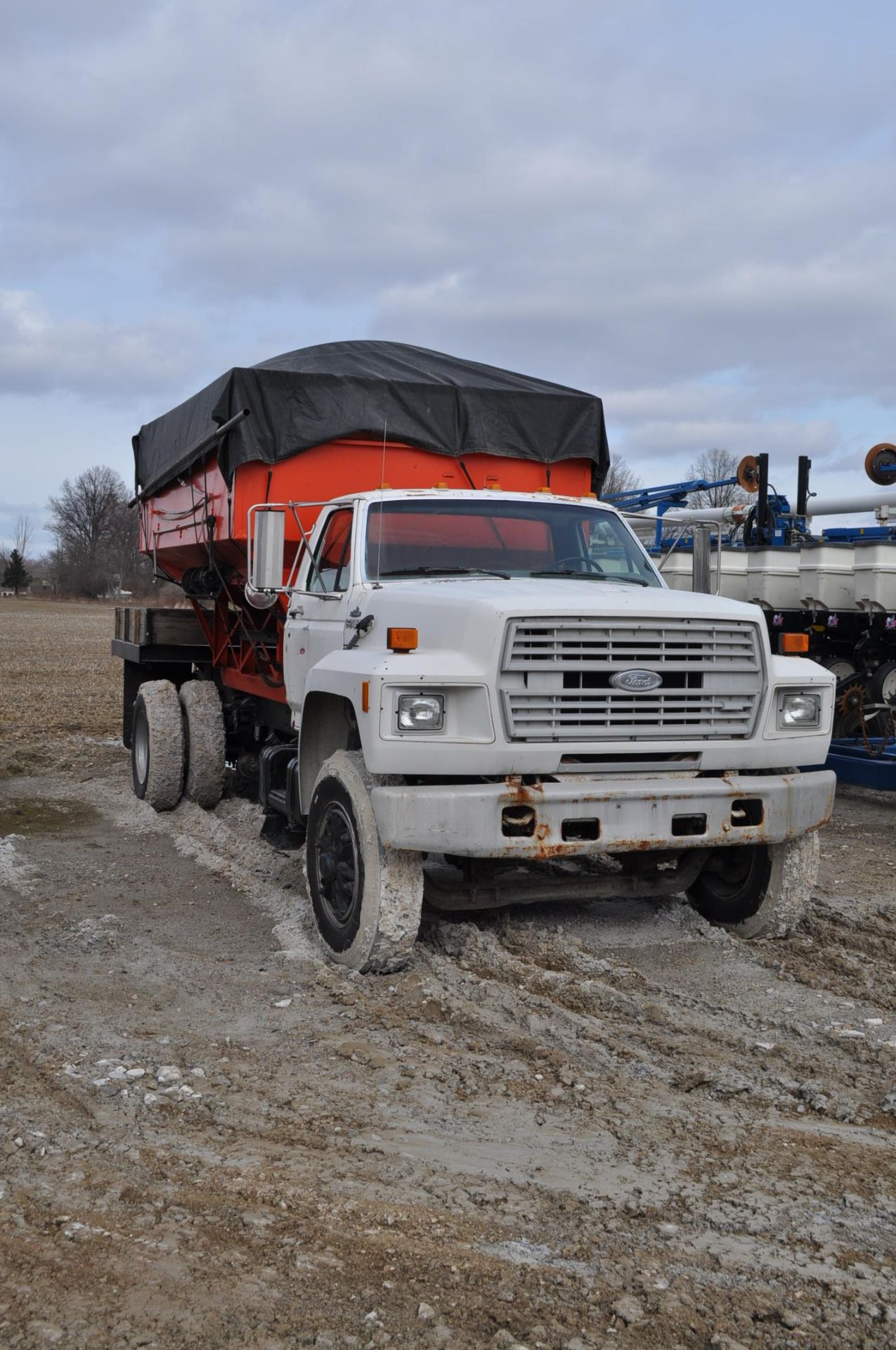 1993 Ford single axle truck, gas V-8, 5+2 trans, air brake, gravity box bed, hyd drive auger, - Image 4 of 16