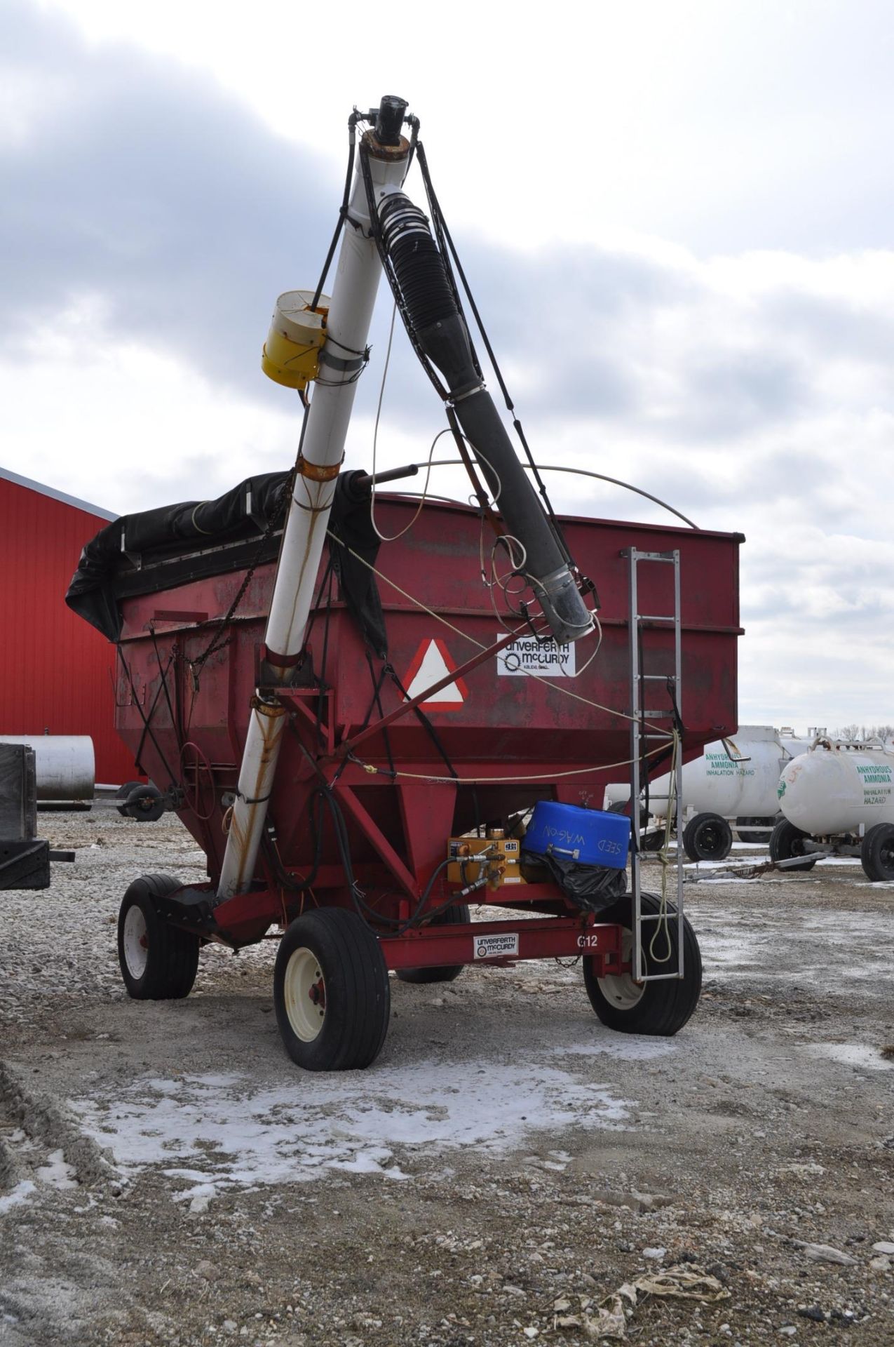 Unverferth McCurdy gravity wagon with gear, ploy cupped poly tube auger, hyd power unit - Image 5 of 7