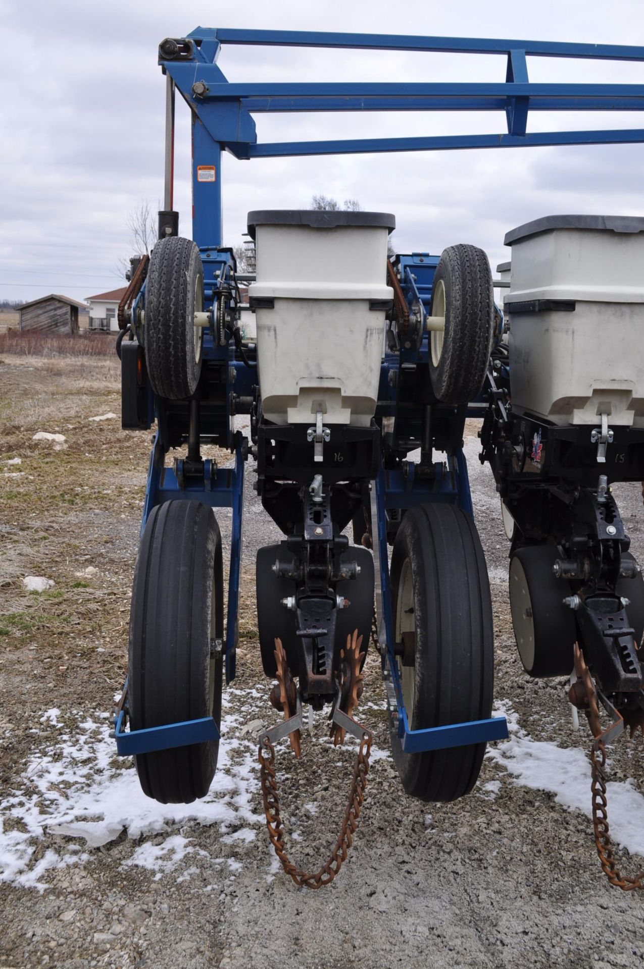 40’ Kinze 3600 16/31 row planter, No-till coulter, Martin spike closing wheels and drag chains, - Image 8 of 13