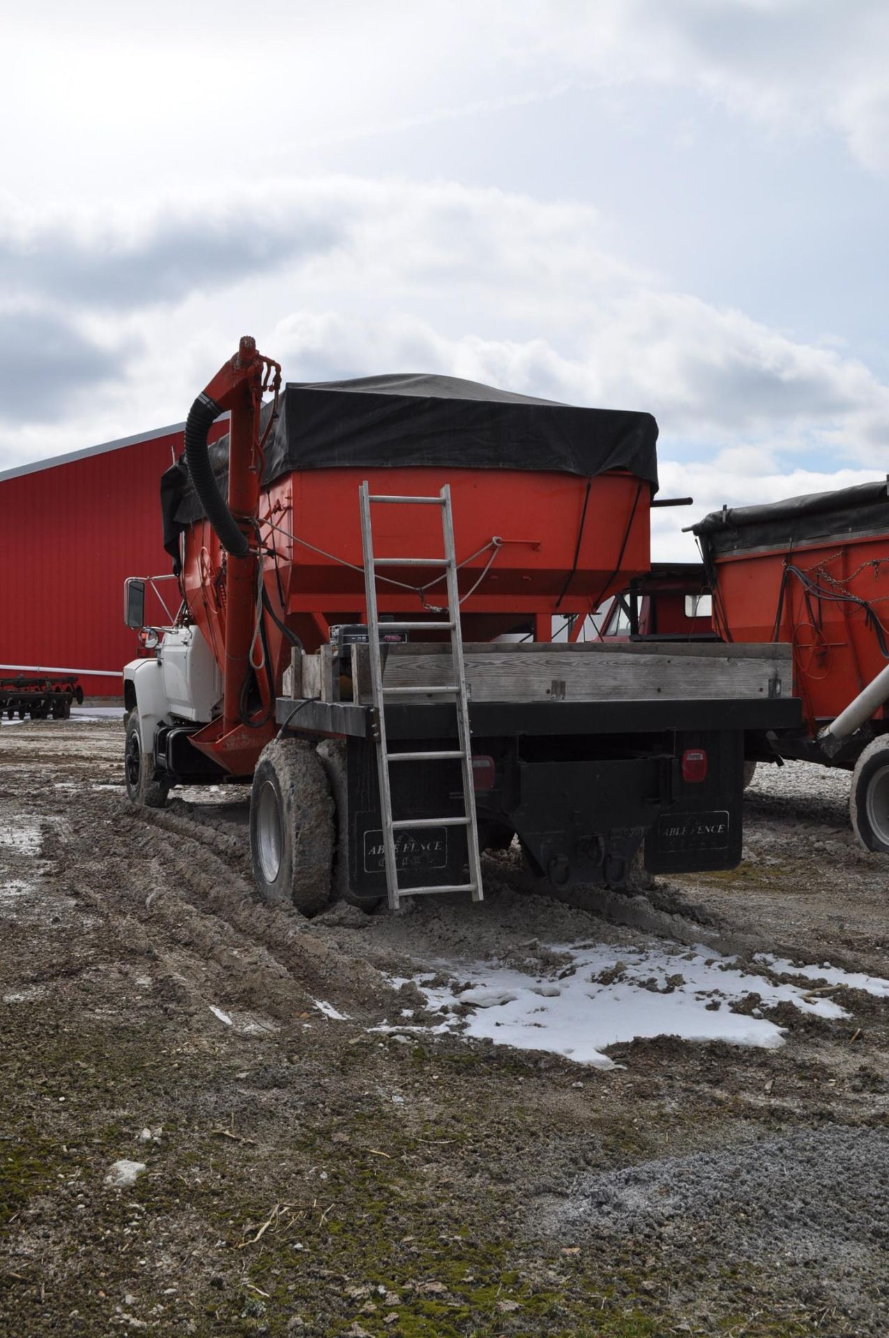 1993 Ford single axle truck, gas V-8, 5+2 trans, air brake, gravity box bed, hyd drive auger, - Image 2 of 16