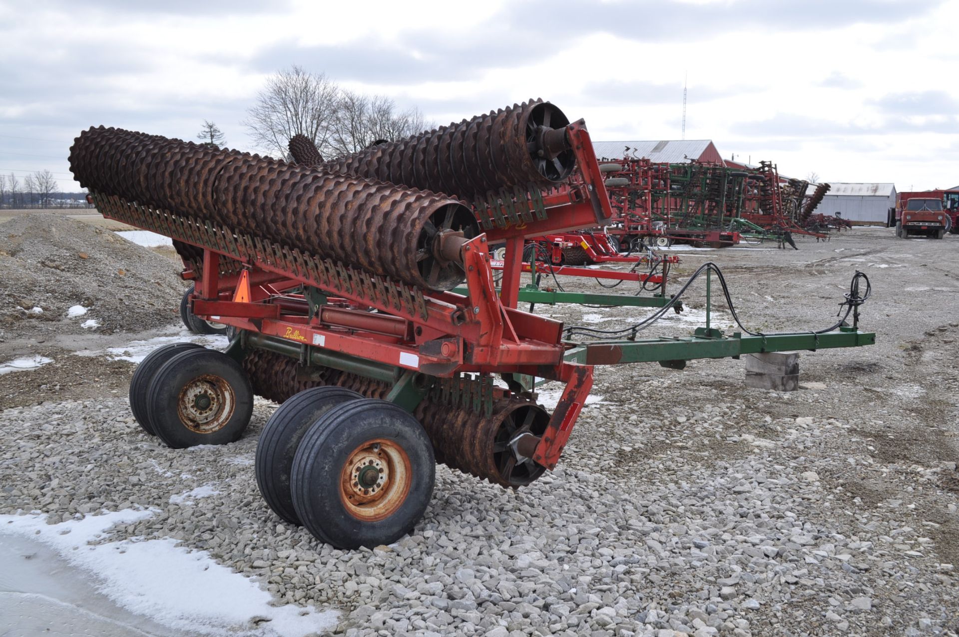 36’ Brillion XL packer, X-fold, notched solid wheels, hyd fold, hyd raise - Image 3 of 10