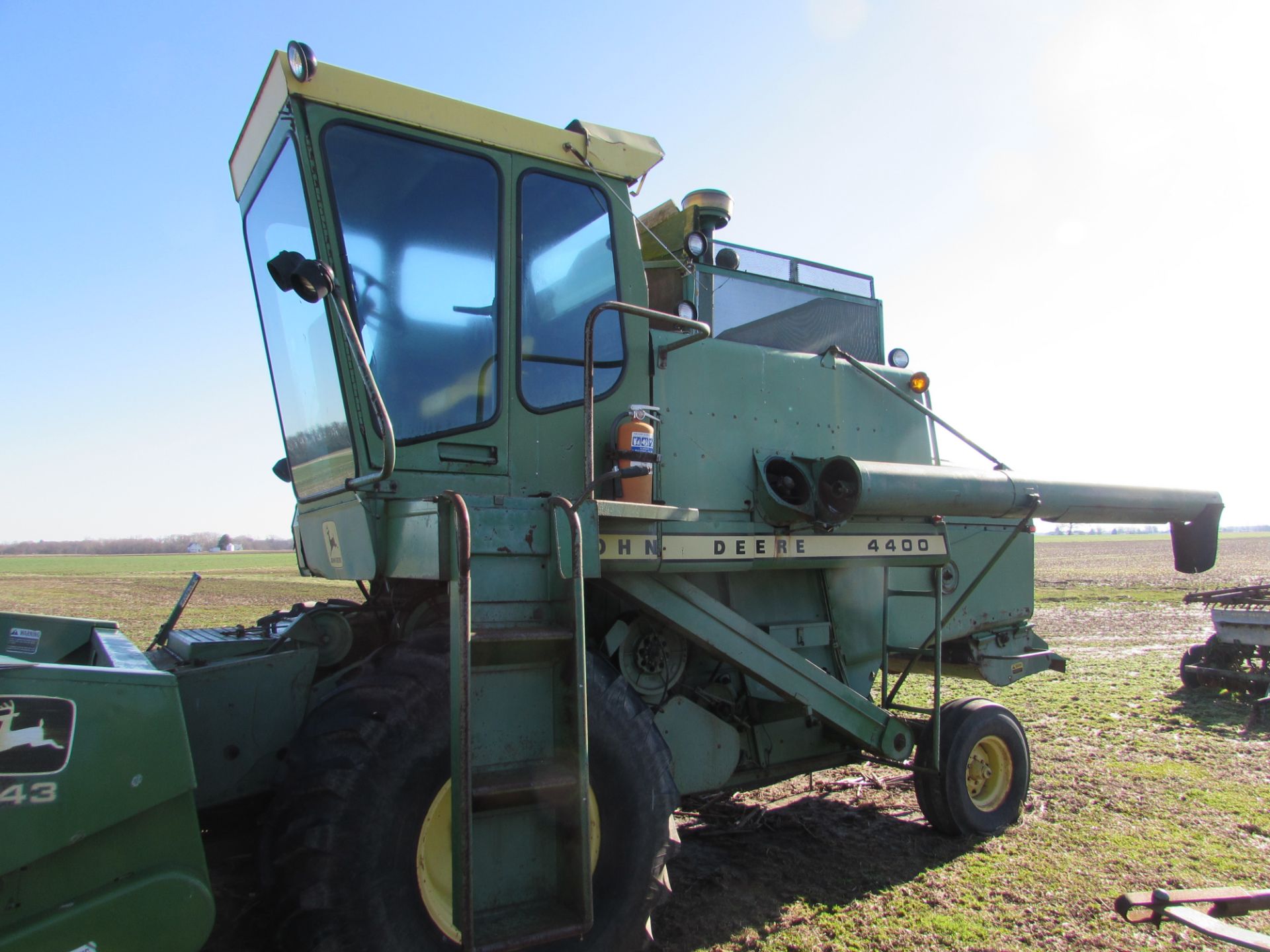 John Deere 4400 combine, Diesel, 3,877 hours, 23.1-26 front tires, 10.00-16 rear tires, SN-152154, - Image 3 of 5