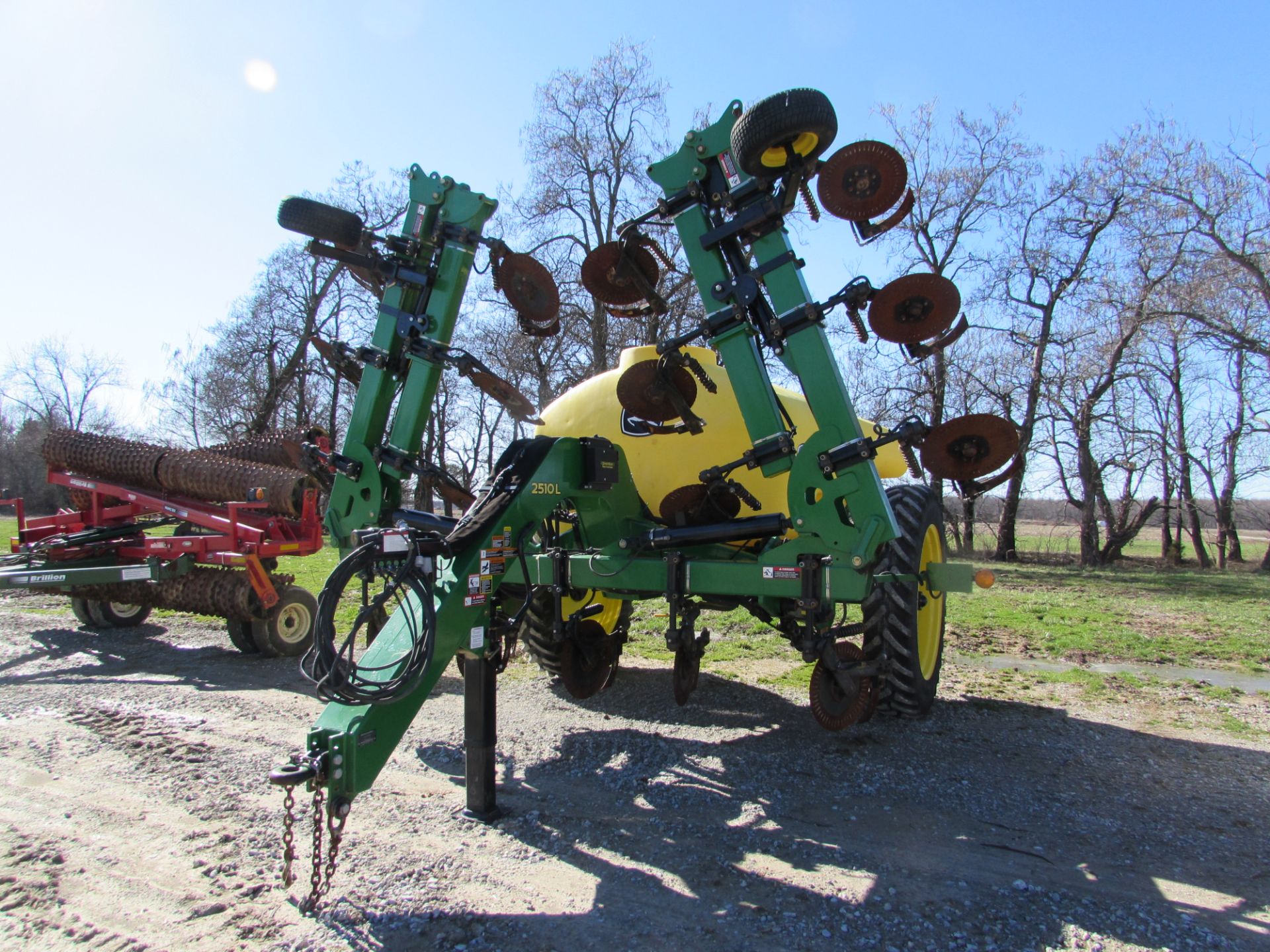 John Deere 2510 L 28% Applicator, 17 coulters w/ knives, 1,800 gallon poly tank, rinse tank, 4 - Image 2 of 4