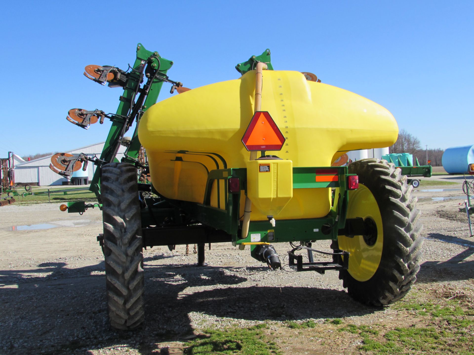 John Deere 2510 L 28% Applicator, 17 coulters w/ knives, 1,800 gallon poly tank, rinse tank, 4 - Image 3 of 4