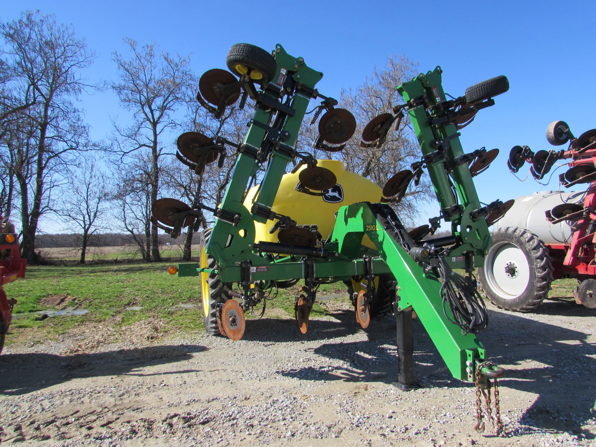 John Deere 2510 L 28% Applicator, 17 coulters w/ knives, 1,800 gallon poly tank, rinse tank, 4