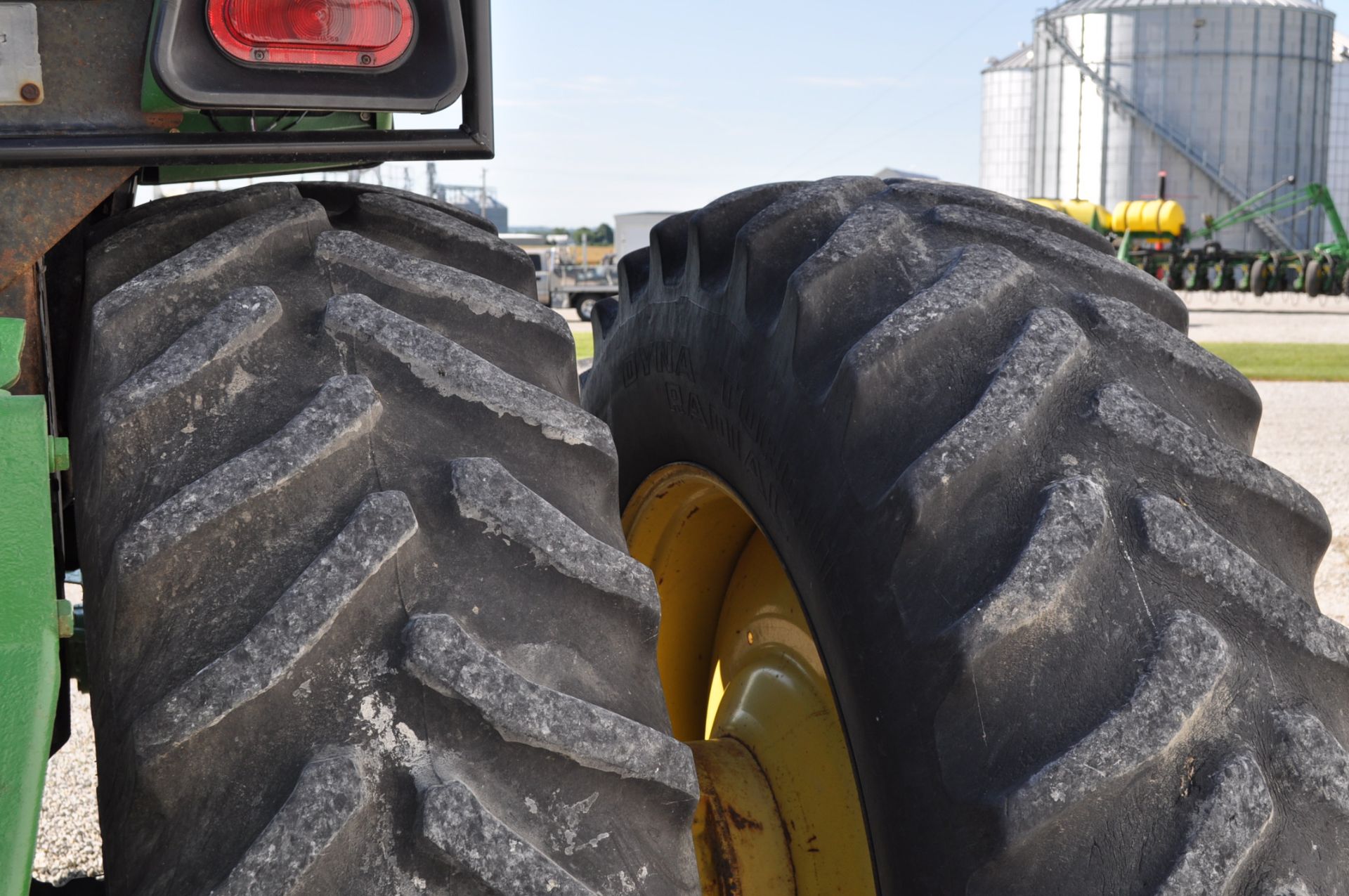 John Deere 4555 tractor, MFWD, CHA, 18.4x42 duals, 14.9x30 front tires, fenders, 15 sp PS, 3 pt, - Image 9 of 17