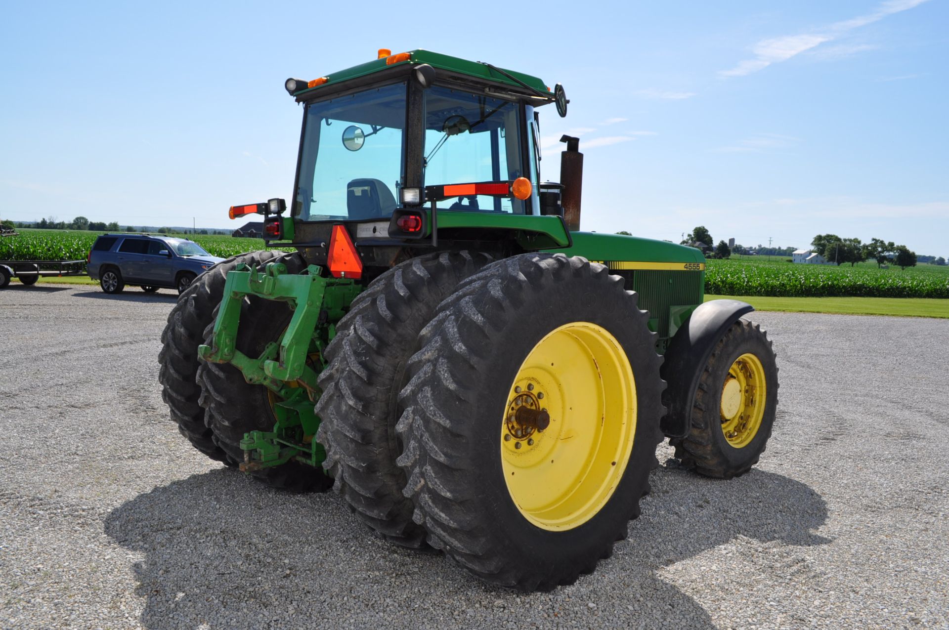 John Deere 4555 tractor, MFWD, CHA, 18.4x42 duals, 14.9x30 front tires, fenders, 15 sp PS, 3 pt, - Image 4 of 17