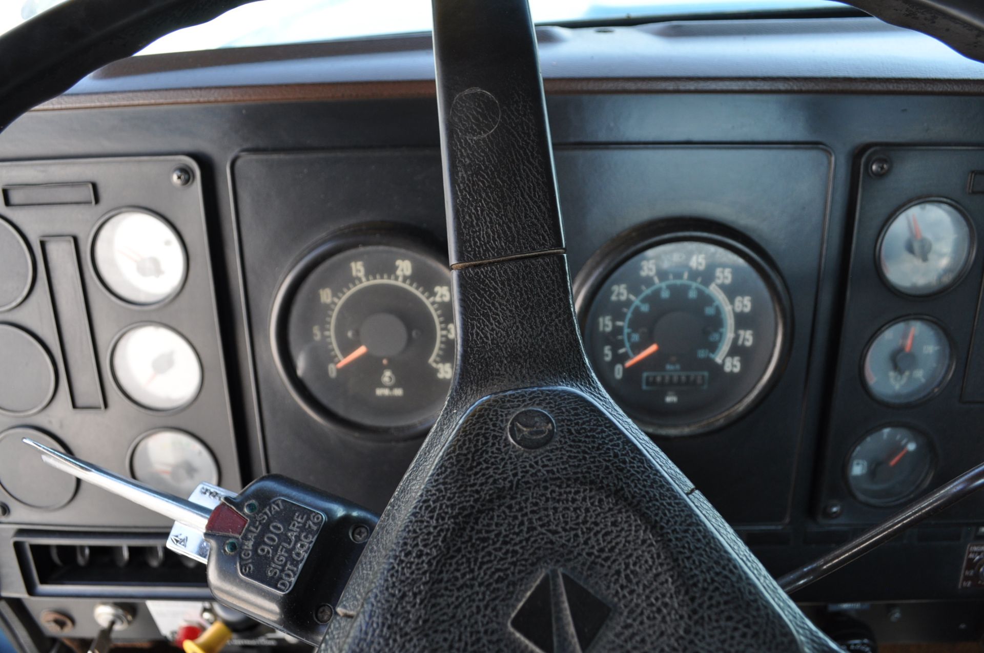 1987 International 9300 daycab semi truck, CAT 3406 mechanical, Eaton 9 sp, 179in WB, twin screw, - Image 19 of 21