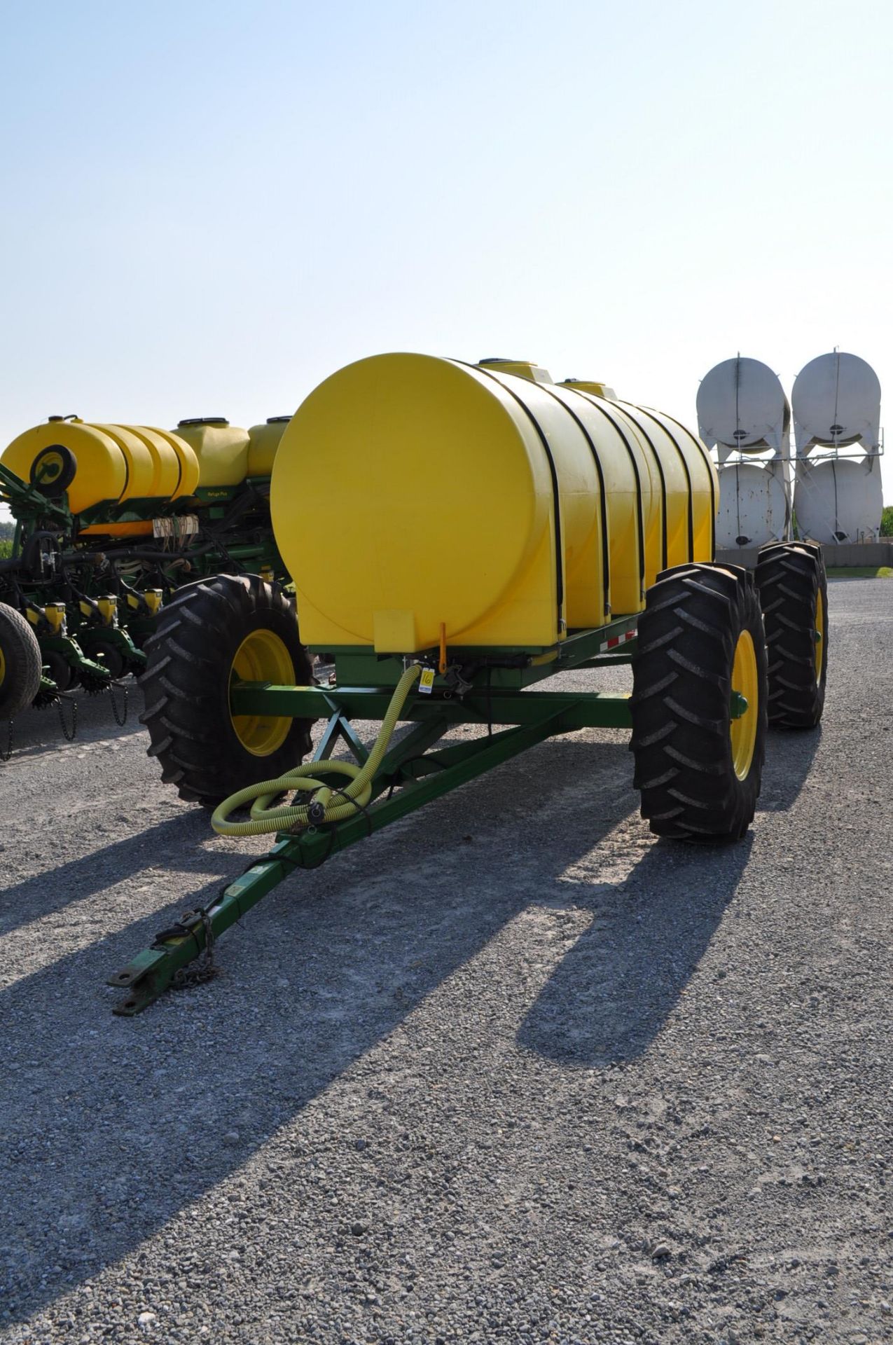 2600 gal all wheel steer fertilizer cart, twin 1300 gal poly tanks, 18.4R30 tires, 3in fill,