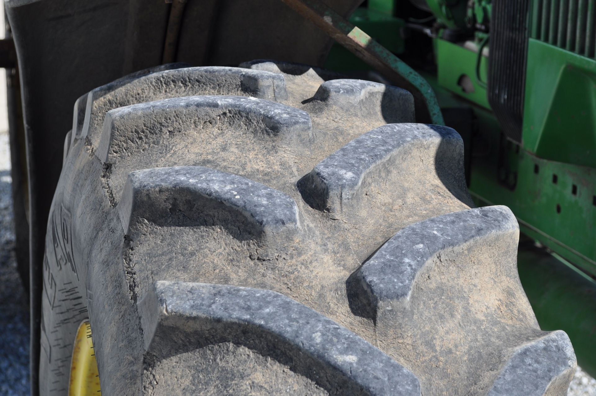John Deere 4555 tractor, MFWD, CHA, 18.4x42 duals, 14.9x30 front tires, fenders, 15 sp PS, 3 pt, - Image 6 of 17