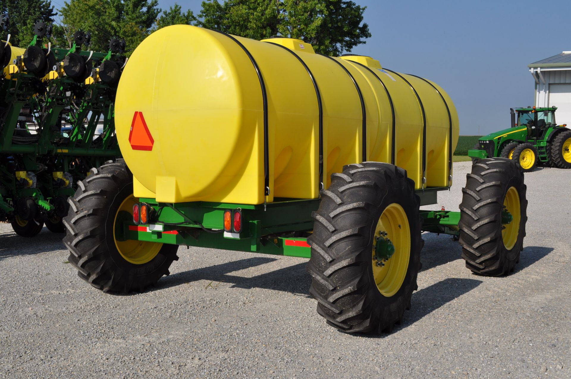 2600 gal all wheel steer fertilizer cart, twin 1300 gal poly tanks, 18.4R30 tires, 3in fill, - Image 3 of 15