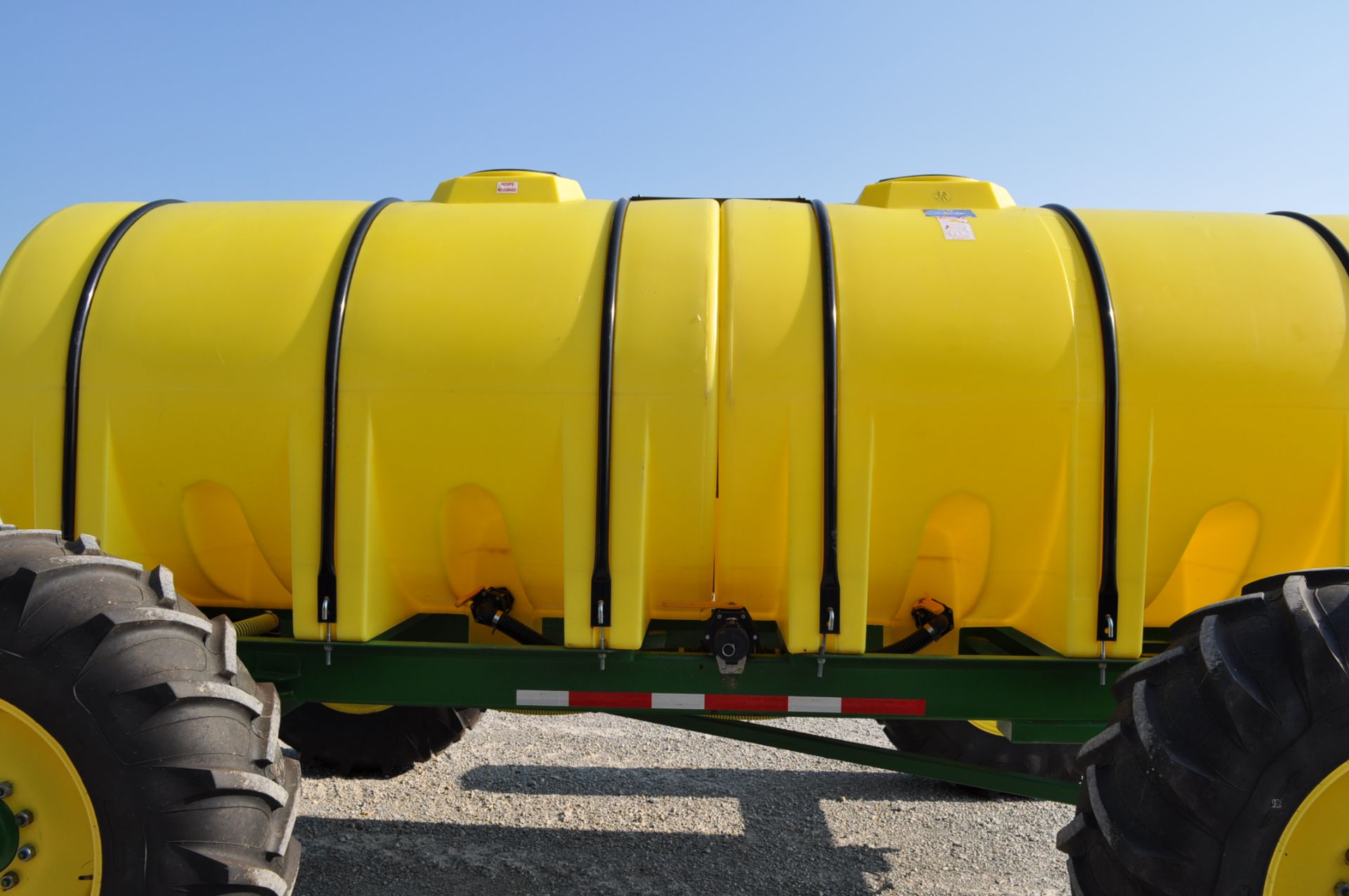 2600 gal all wheel steer fertilizer cart, twin 1300 gal poly tanks, 18.4R30 tires, 3in fill, - Image 9 of 15