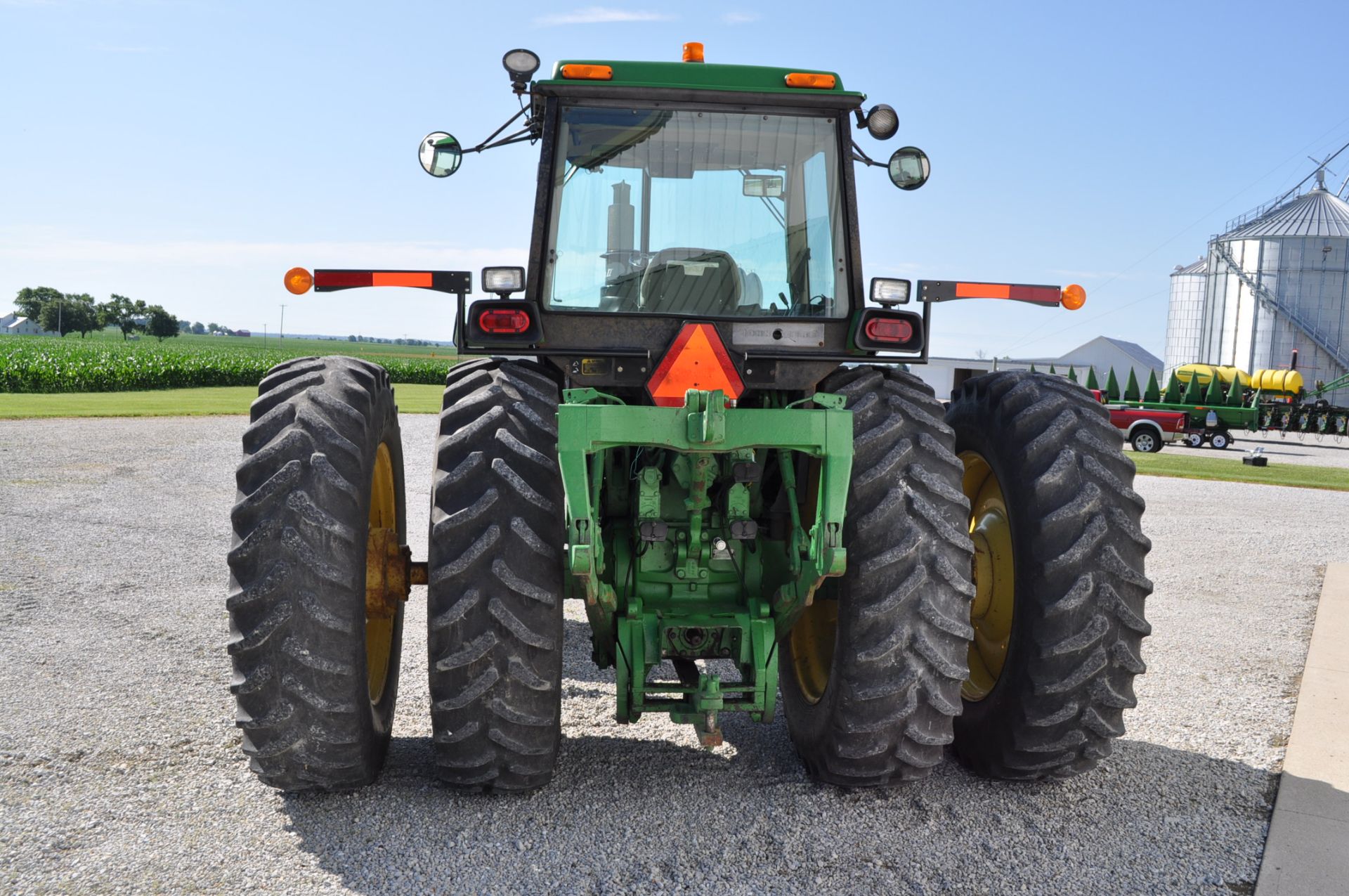 John Deere 4555 tractor, MFWD, CHA, 18.4x42 duals, 14.9x30 front tires, fenders, 15 sp PS, 3 pt, - Image 3 of 17
