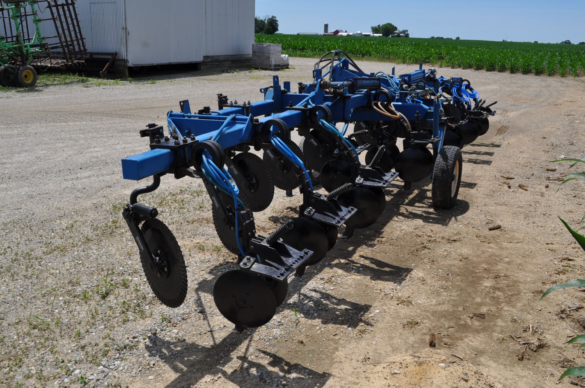 DMI 11 shank NH3 bar, 3pt, end transport, hyd fold, Yetter spring cushioned coulters, disc - Image 2 of 4