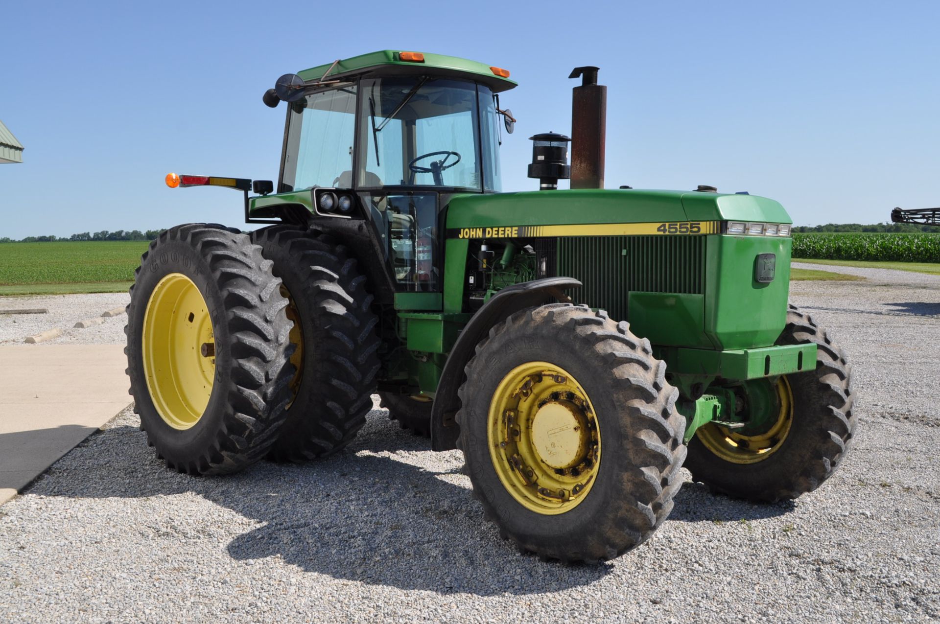 John Deere 4555 tractor, MFWD, CHA, 18.4x42 duals, 14.9x30 front tires, fenders, 15 sp PS, 3 pt, - Image 5 of 17