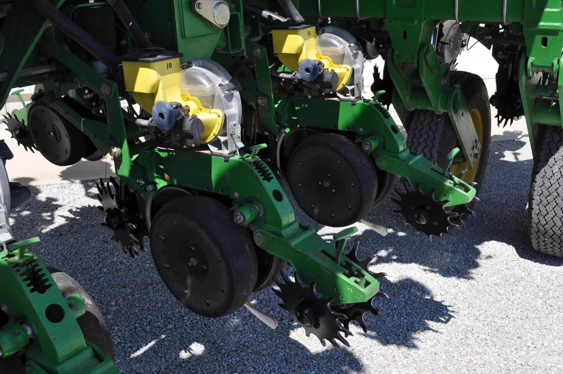 John Deere 1790 16/32 splitter planter, CCS, 2 pt hitch, VR seed, VR fert, pneumatic down force, - Image 4 of 10