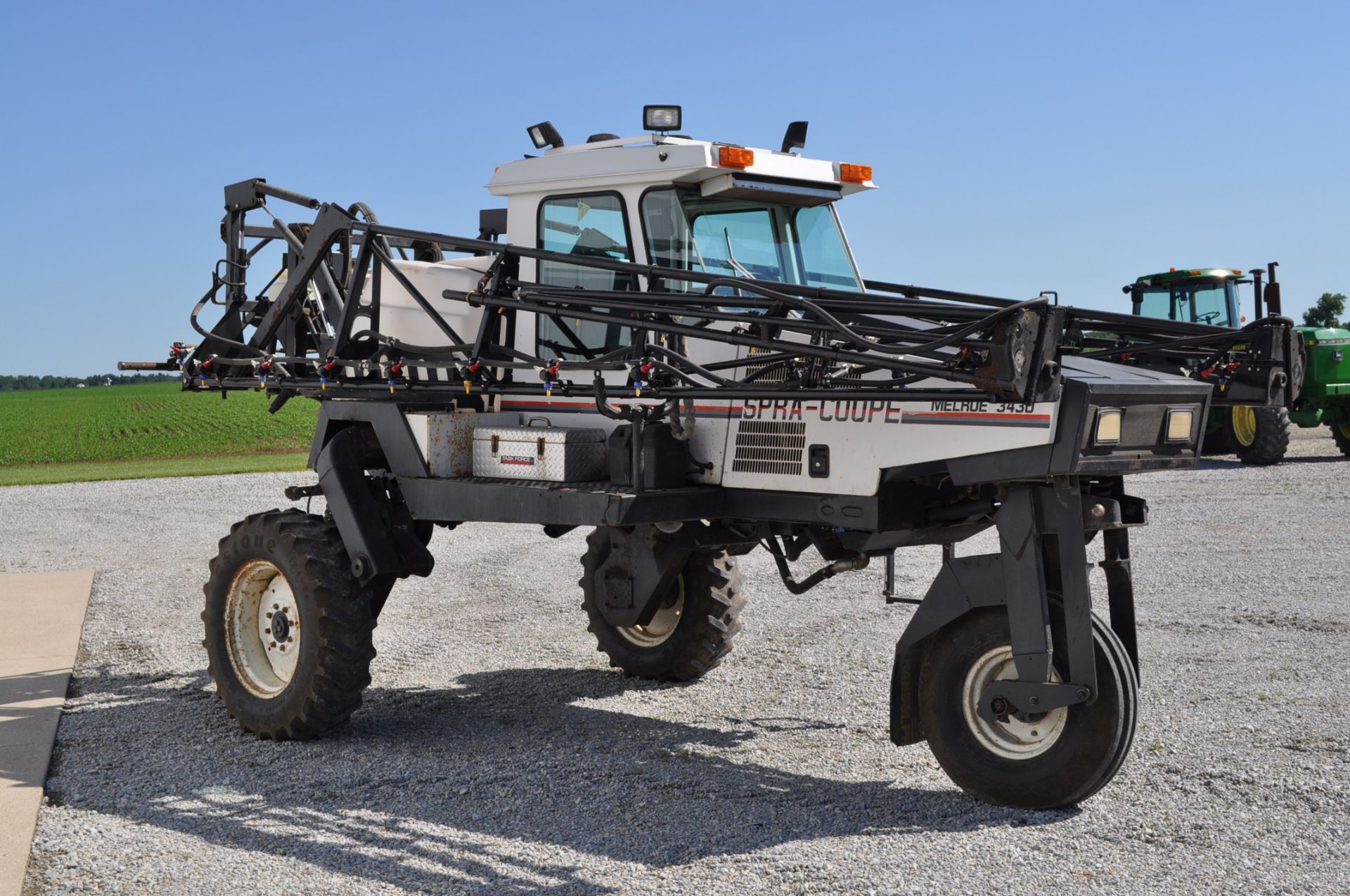 Melroe 3430 Spra-coupe 3 wheel sprayer, 4 cyl Peugeot diesel, 5 sp man trans, 300 gal tank, 60ft - Image 4 of 12