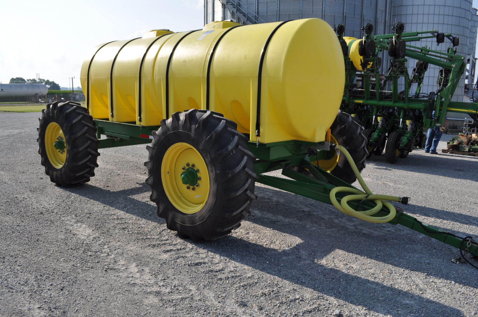 2600 gal all wheel steer fertilizer cart, twin 1300 gal poly tanks, 18.4R30 tires, 3in fill, - Image 4 of 15