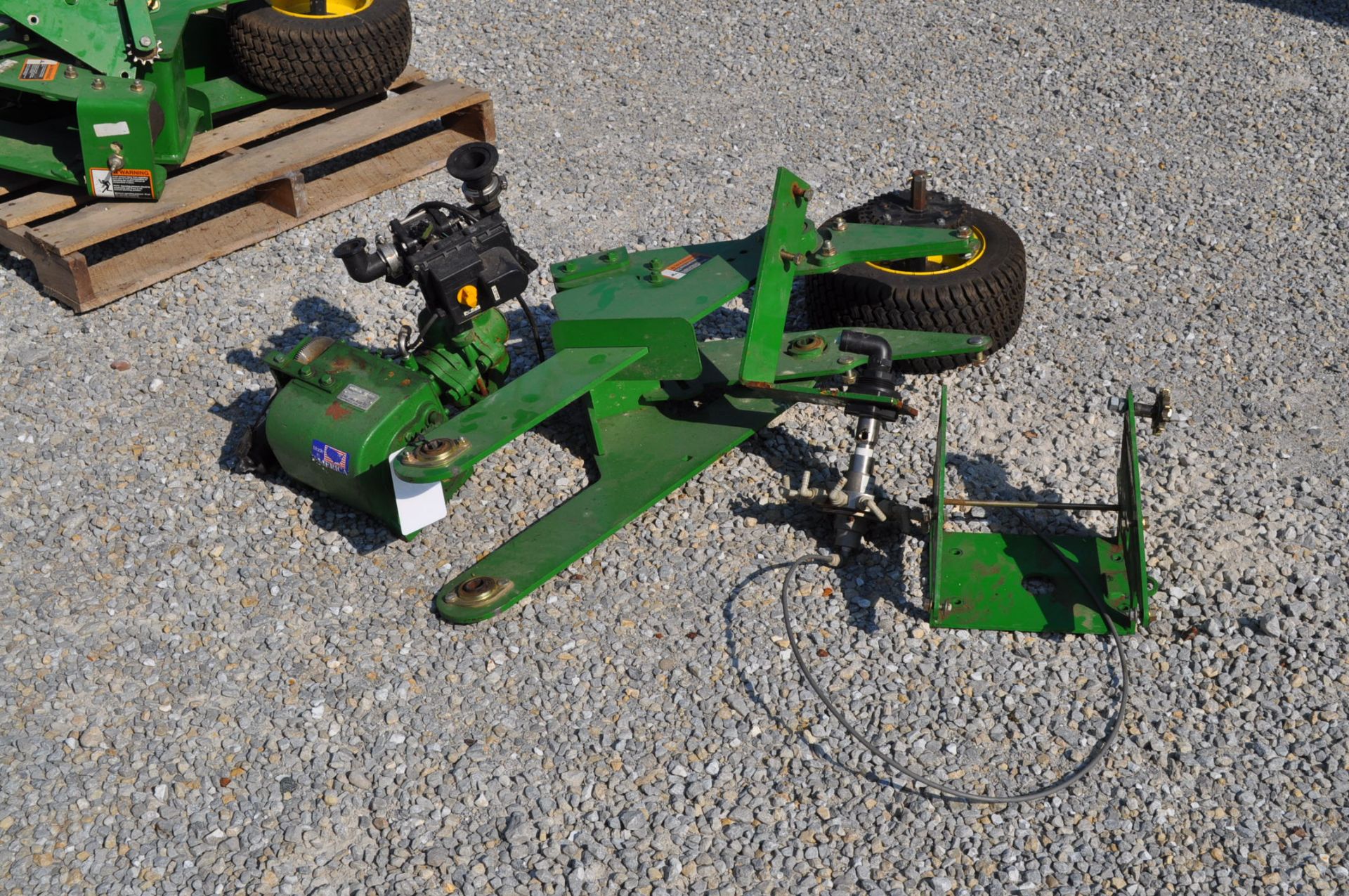 Ground drive John Blue fertilizer pump with distributor - Image 3 of 5