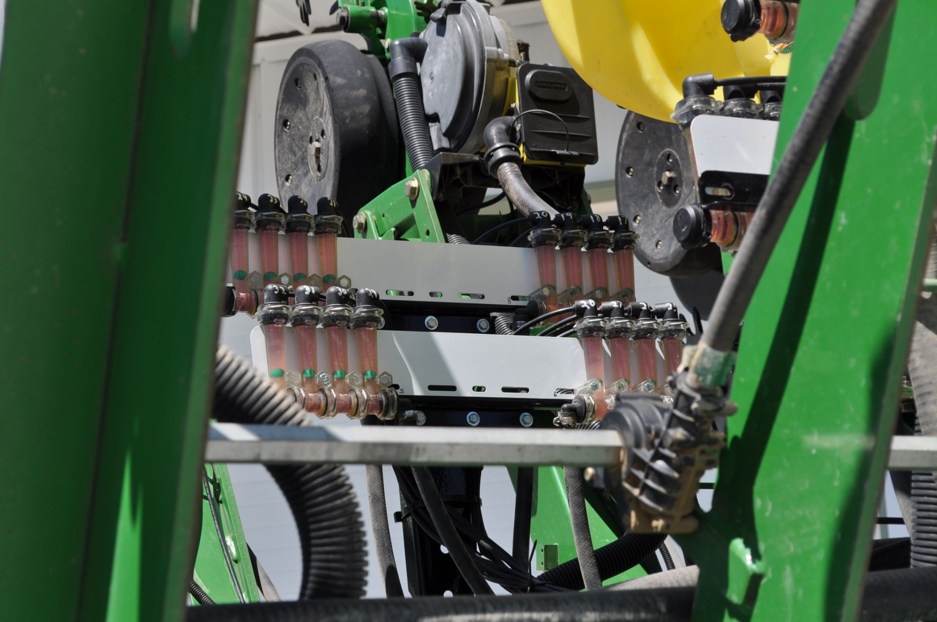 John Deere 1790 16/32 splitter planter, CCS, 2 pt hitch, VR seed, VR fert, pneumatic down force, - Image 3 of 10