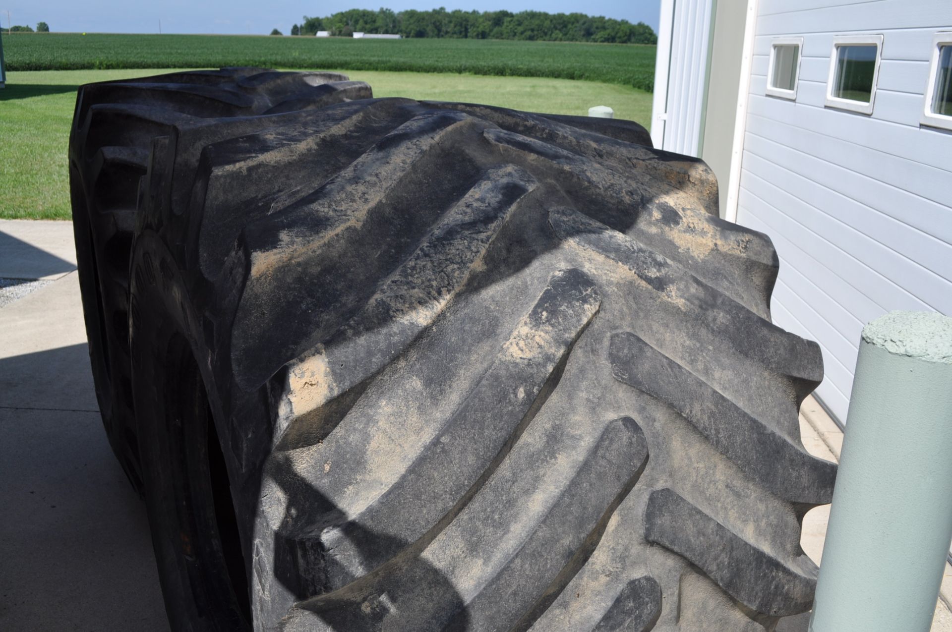 J&M 750 Grain cart, scales, 66X43.00-25 tires, 1,000 PTO, tarp, hyd spout slider - Image 12 of 13
