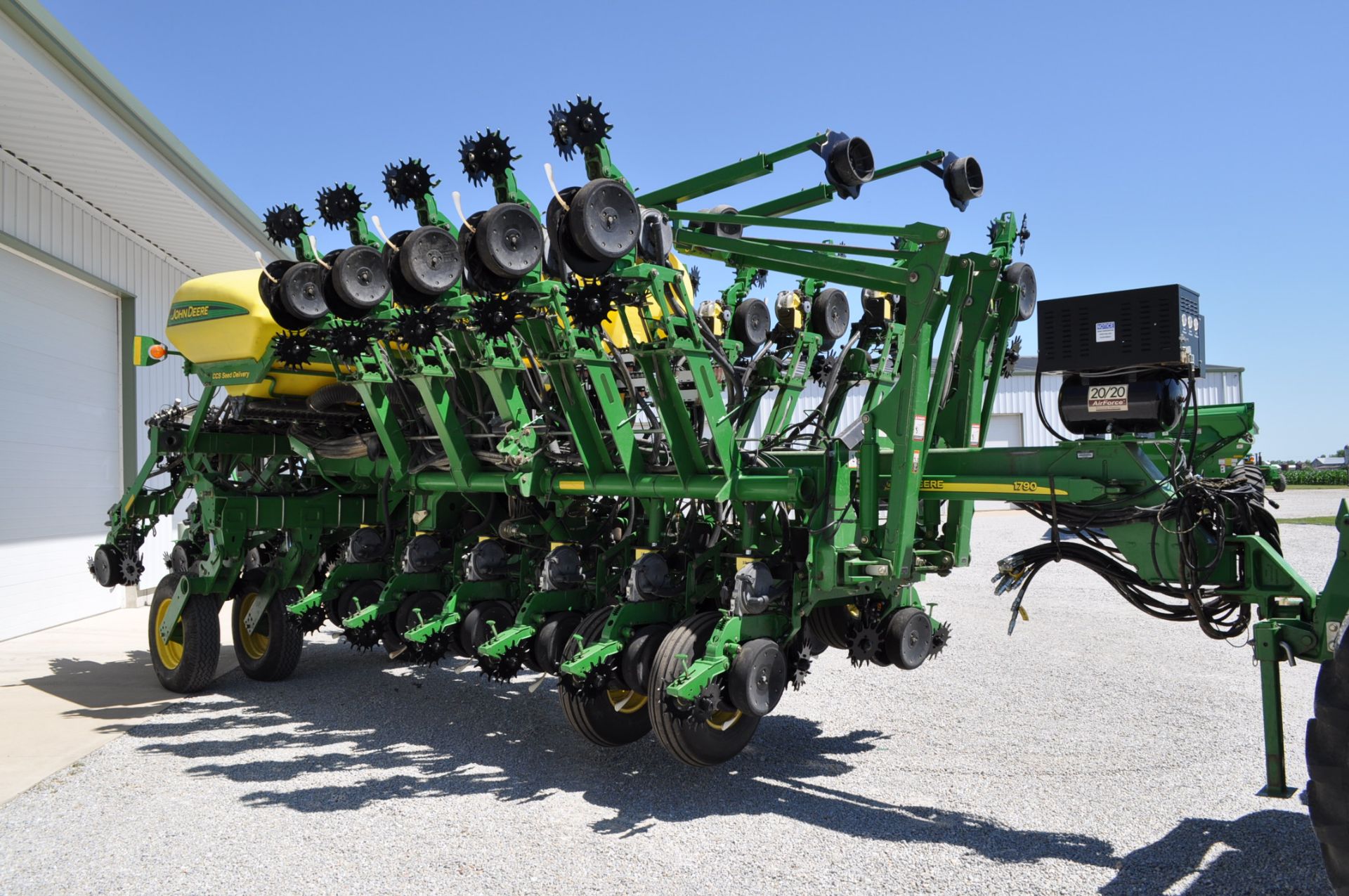 John Deere 1790 16/32 splitter planter, CCS, 2 pt hitch, VR seed, VR fert, pneumatic down force, - Image 9 of 10