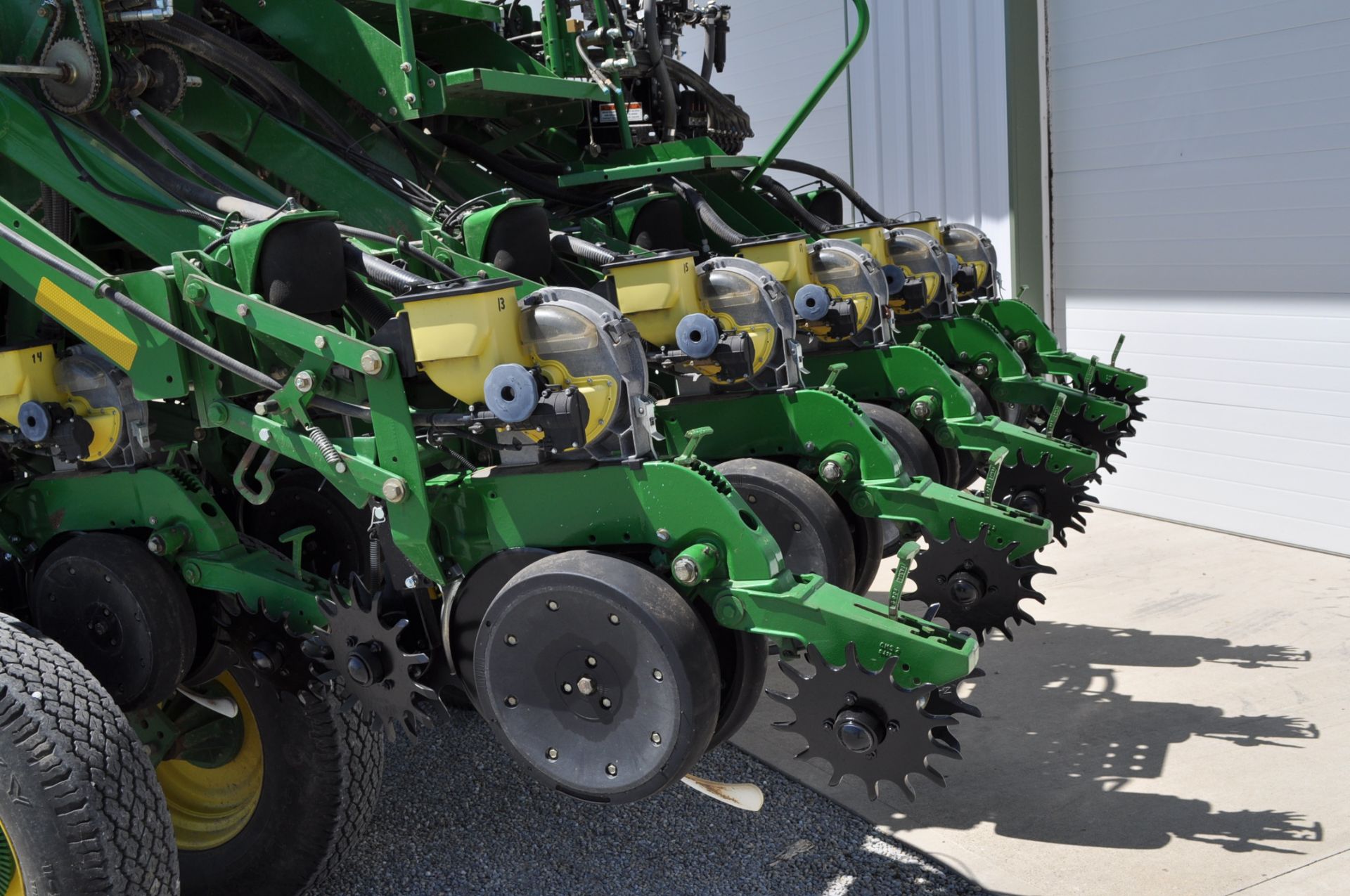 John Deere 1790 16/32 splitter planter, CCS, 2 pt hitch, VR seed, VR fert, pneumatic down force, - Image 5 of 10