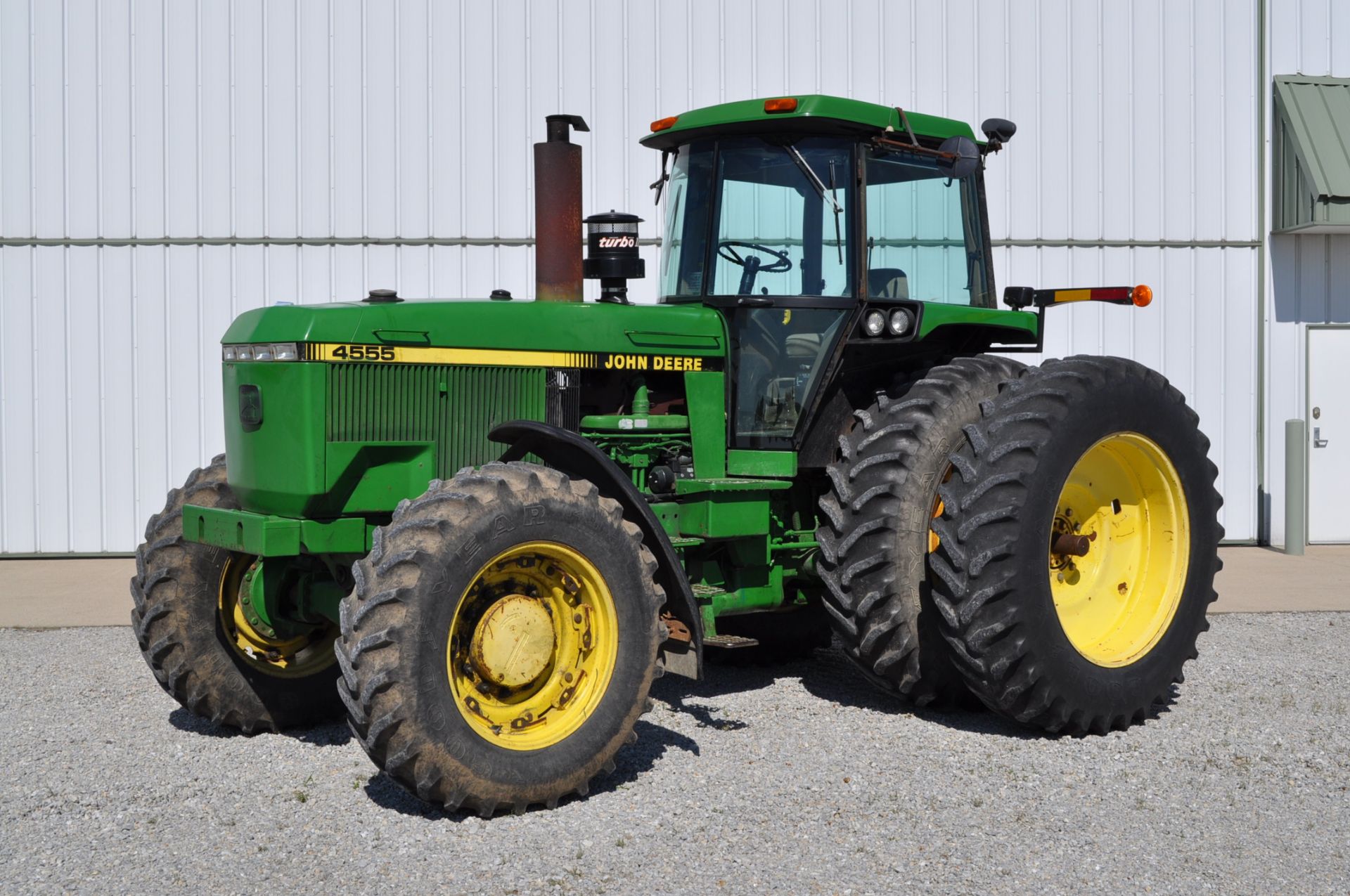 John Deere 4555 tractor, MFWD, CHA, 18.4x42 duals, 14.9x30 front tires, fenders, 15 sp PS, 3 pt,