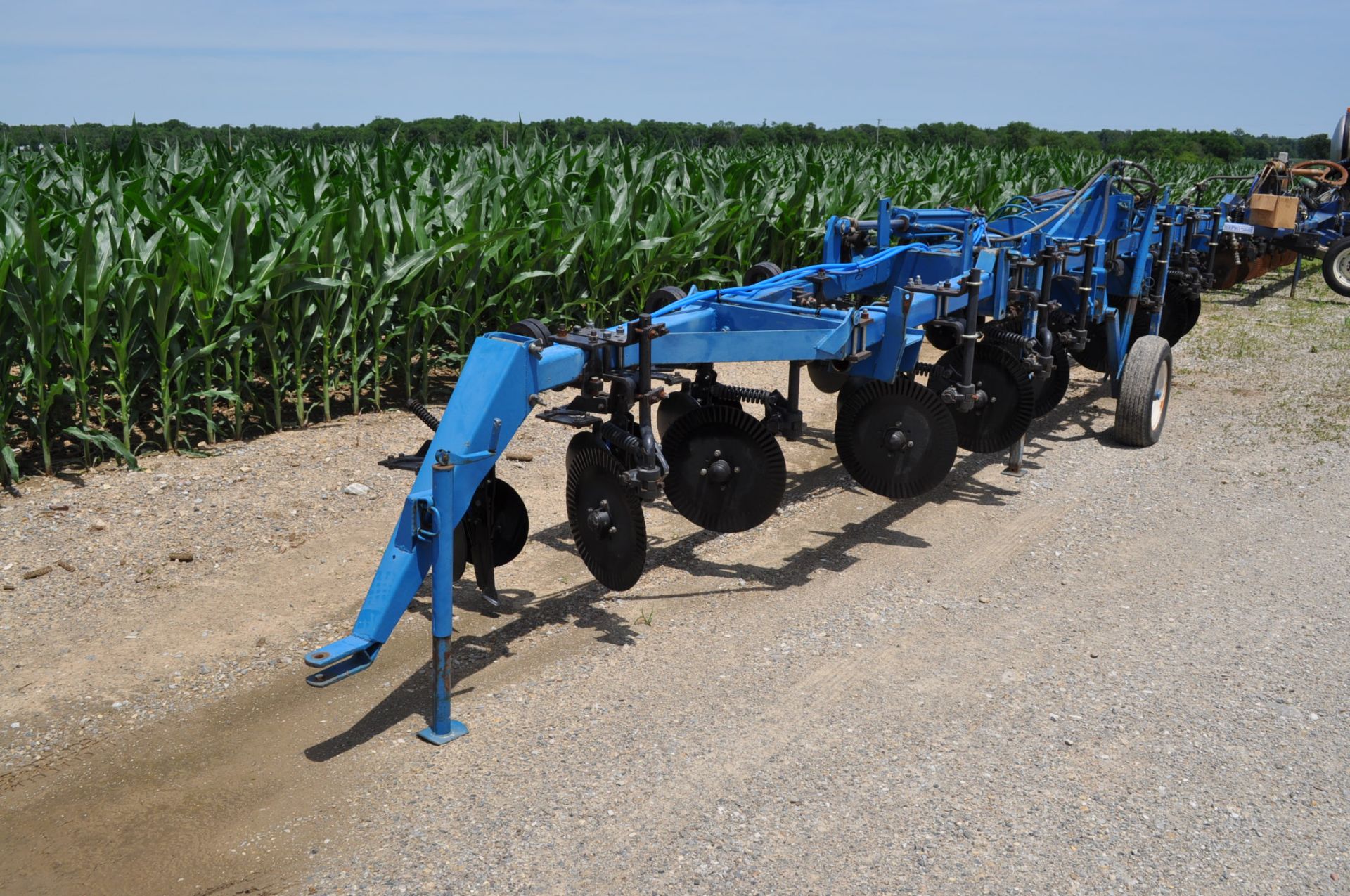 DMI 11 shank NH3 bar, 3pt, end transport, hyd fold, Yetter spring cushioned coulters, disc - Image 3 of 4